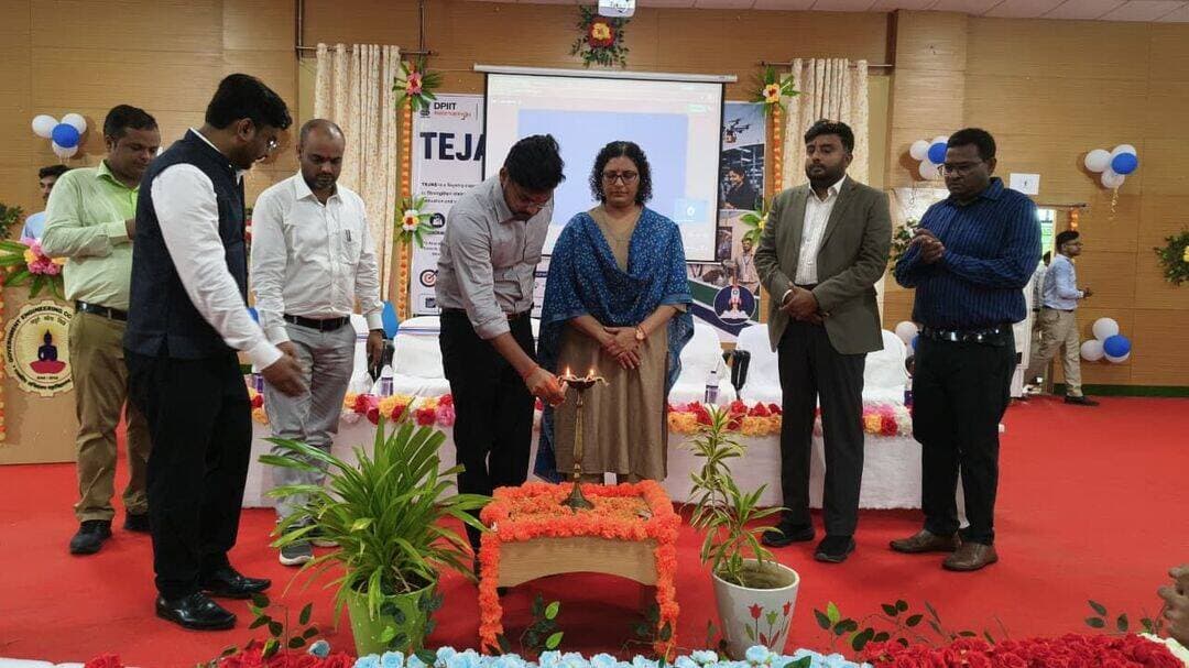 TEJAS कार्यक्रम के माध्यम से नवादा में स्टार्टअप एवं उद्यमिता इकोसिस्टम को मिला बढ़ावा।
वाणिज्य एवं उद्योग मंत्रालय, भारत सरकार के उद्योग एवं आंतरिक व्यापार संवर्धन विभाग (DPIIT) के अंतर्गत Startup India द्वारा स्टार्टअप इकोसिस्टम के विकास, जमीनी स्तर पर नवाचार को बढ़ावा देने तथा युवाओं में उद्यमिता की भावना को सुदृढ़ करने के उद्देश्य से TEJAS (Transforming Entrepreneurial Journeys Across States & Districts) कार्यक्रम का आयोजन राजकीय अभियंत्रण महाविद्यालय, नवादा के सभागार में किया गया।
कार्यक्रम का शुभारंभ प्रभारी जिला पदाधिकारी-सह-उप विकास आयुक्त श्रीमती नीलिमा साहू, सहायक समाहर्त्ता श्री प्रिंस राज, संस्थान के प्राचार्य डॉ. रोशन कुमार एवं उद्योग विभाग की महाप्रबंधक श्री सुजात द्वारा संयुक्त रूप से दीप प्रज्ज्वलित कर किया गया। इस अवसर पर DPIIT के निदेशक ऑनलाइन कॉन्फ्रेंसिंग के माध्यम से कार्यक्रम से जुड़े तथा विभिन्न गतिविधियों में अपनी सहभागिता दर्ज कराई।
कार्यक्रम को संबोधित करते हुए पदाधिकारियों ने युवाओं को केवल नौकरी तलाशने के बजाय रोजगार सृजक बनने तथा अपने innovative ideas को उद्यम में परिवर्तित करने के लिए प्रेरित किया। उन्होंने कहा कि आने वाला समय Entrepreneurship का है। युवाओं को नई सोच, मेहनत, लगन एवं निरंतर प्रयास के साथ इस क्षेत्र में आगे बढ़ने की आवश्यकता है। जिला प्रशासन की ओर से उद्यमियों को हरसंभव सहयोग उपलब्ध कराने का आश्वासन दिया गया, जिसमें भूमि, विधि-व्यवस्था, स्वच्छता एवं अन्य प्रशासनिक आवश्यकताओं से संबंधित सहयोग शामिल है।
कार्यक्रम का प्रमुख आकर्षण विभिन्न सरकारी योजनाओं से लाभान्वित उद्यमियों एवं स्थानीय स्टार्टअप्स द्वारा लगाए गए प्रदर्शनी स्टॉल रहे। पदाधिकारियों ने विभिन्न स्टॉलों का अवलोकन कर उद्यमियों से उनके उत्पाद, व्यवसायिक गतिविधियों, कार्यप्रणाली, चुनौतियों एवं भविष्य की योजनाओं के संबंध में जानकारी ली तथा उनके प्रयासों एवं नवाचार की सराहना की।
प्रदर्शनी में प्रधानमंत्री रोजगार सृजन कार्यक्रम (PMEGP) से लाभान्वित तसर उद्योग टेक्सटाइल्स, प्रधानमंत्री सूक्ष्म खाद्य उन्नयन योजना (PMFME) एवं मुख्यमंत्री उद्यमी योजना से लाभान्वित मिलेट, Startup Bihar से लाभान्वित पुष्पांजुरी सहित अन्य स्थानीय उद्यमियों द्वारा निर्मित उत्पादों का प्रदर्शन किया गया।
प्रभारी जिला पदाधिकारी-सह-उप विकास आयुक्त ने विभिन्न स्टॉलों का अवलोकन करते हुए उद्यमियों से संवाद किया। उन्होंने उनके व्यवसाय, उपलब्धियों, समस्याओं एवं भविष्य की योजनाओं की जानकारी ली और नवाचार आधारित उद्यमों को प्रोत्साहित किया।
कार्यक्रम में सफल स्टार्टअप एवं उद्यमियों ने अपनी सफलता की कहानियां भी साझा कीं। उन्होंने बताया कि वर्तमान मुकाम केवल एक दिन की मेहनत का परिणाम नहीं है, बल्कि इसके पीछे वर्षों का संघर्ष, निरंतर प्रयास, सीखने की प्रक्रिया और लक्ष्य के प्रति समर्पण रहा है। उनकी सफलता की कहानियां उपस्थित विद्यार्थियों एवं युवा प्रतिभागियों के लिए प्रेरणादायी रहीं तथा उन्हें अपने विचारों पर कार्य करने और उद्यमिता के क्षेत्र में आगे बढ़ने के लिए प्रोत्साहित किया।
कार्यक्रम के दौरान Entrepreneurship Awareness, Mentorship, Capacity Building एवं विभिन्न सरकारी योजनाओं से संबंधित महत्वपूर्ण जानकारी साझा की गई। विद्यार्थियों एवं युवा उद्यमियों को उपलब्ध अवसरों का लाभ उठाते हुए अपने innovative ideas को व्यवसायिक रूप देने के लिए प्रेरित किया गया।
TEJAS कार्यक्रम के माध्यम से जिला प्रशासन, उद्योग विभाग, Startup India, शिक्षण संस्थानों, MSME एवं स्थानीय उद्यमियों को एक साझा मंच पर लाकर नवादा के स्टार्टअप एवं उद्यमिता इकोसिस्टम को मजबूत करने की दिशा में महत्वपूर्ण पहल की गई। कार्यक्रम ने युवाओं में नवाचार, आत्मनिर्भरता एवं रोजगार सृजन की भावना को बढ़ावा देने के साथ-साथ स्थानीय स्तर पर उद्यमिता के लिए उपलब्ध अवसरों की जानकारी प्रदान करने का प्रभावी मंच उपलब्ध कराया।
नवादा से राकेश कुमार चन्दन की रिपोर्ट !
