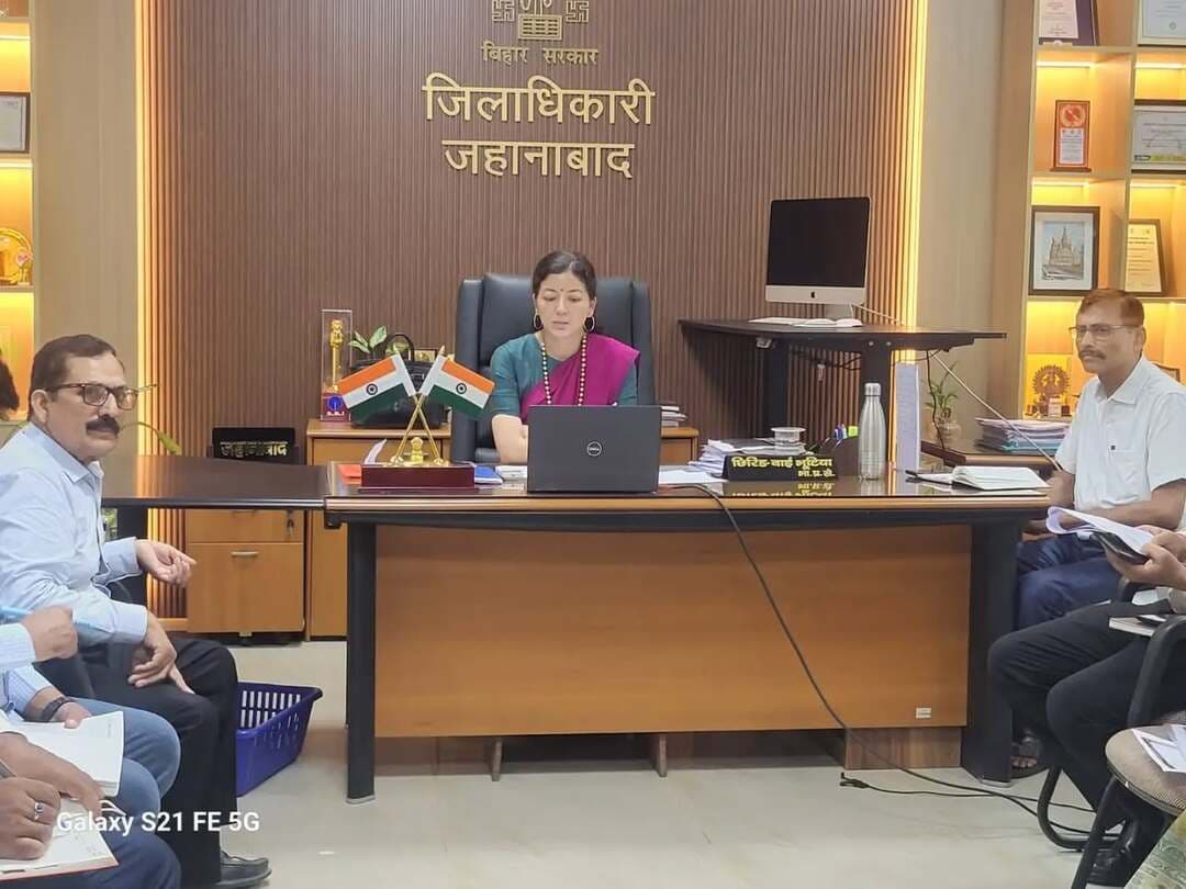 🩺 टीबी मुक्त जहानाबाद की दिशा में सख्त अनुश्रवण — स्क्रीनिंग, उपचार और डेटा अपलोड में शत-प्रतिशत अनुपालन के निर्देश
जिला पदाधिकारी, जहानाबाद श्रीमती छिरिङ वाई भूटिया ने टीबी मुक्त भारत अभियान की समीक्षा करते हुए निर्देश दिया कि—
✅ टीबी मरीजों के परिवार के सदस्यों को निवारक दवाएं समय पर उपलब्ध कराई जाएं।
✅ टीबी मरीजों की अन्य आवश्यक जांचों का विवरण निश्चय पोर्टल पर समयबद्ध रूप से अपलोड हो।
✅ टीबी स्क्रीनिंग में किसी प्रकार की कमी न रहे तथा लक्षण वाले व्यक्तियों की समय पर जांच सुनिश्चित हो।
✅ “संवेदनशील आबादी” की श्रेणी में बिना आवश्यकता संख्या न बढ़ाई जाए।
✅ इलाजरत सभी टीबी मरीजों से संबंधित TPT एवं Differentiated TB Care का डेटा शत-प्रतिशत निश्चय पोर्टल पर अपलोड किया जाए।
#टीबी_मुक्त_भारत #टीबी_मुक्त_जहानाबाद #स्वस्थ_जहानाबाद #निश्चय_पोर्टल #विकसितभारत_समृद्धबिहार_आदर्शजहानाबाद
Soochna Jansampark