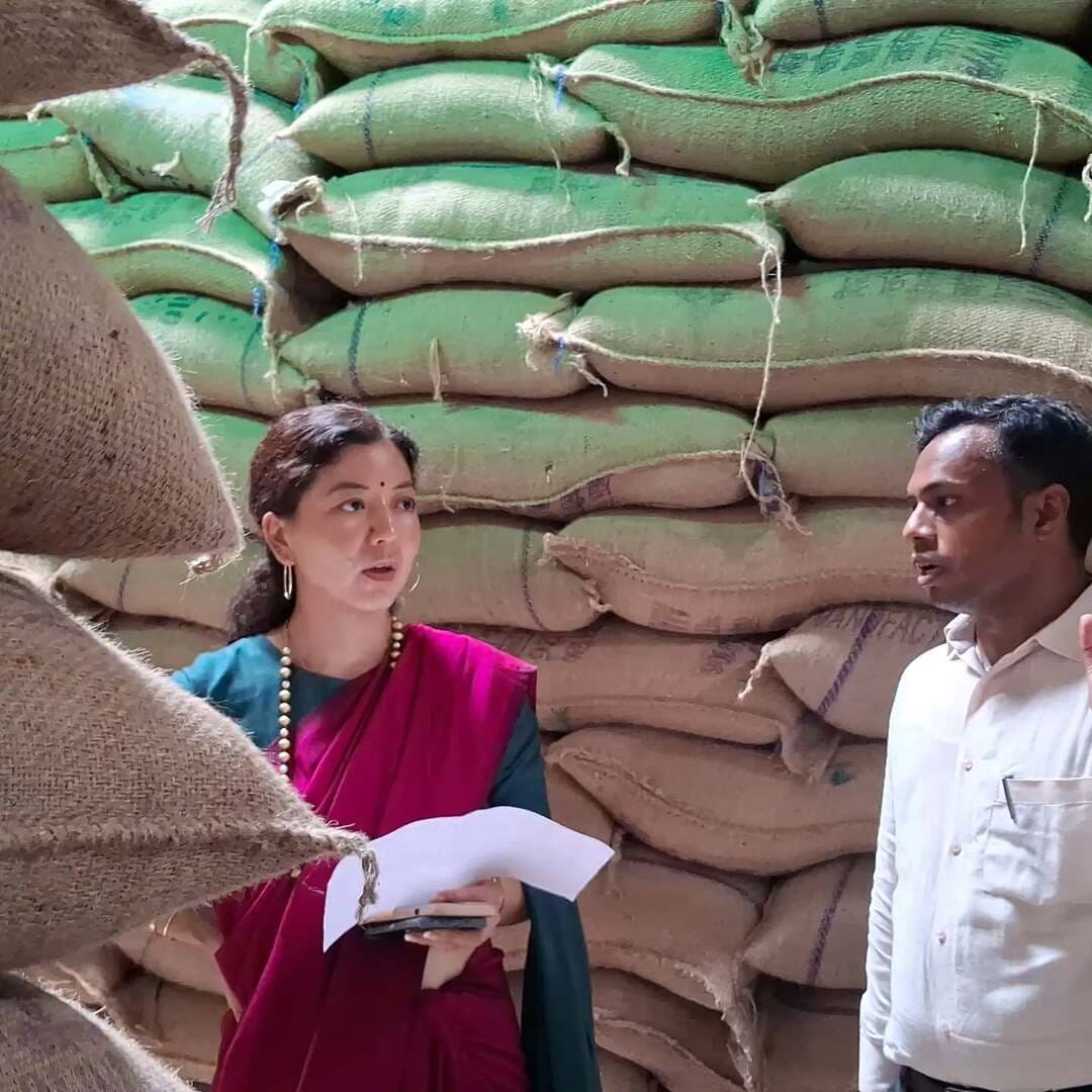 🏙️ शहर की व्यवस्था, सुविधा और गुणवत्ता पर जिला प्रशासन की सतत निगरानी
जिला पदाधिकारी, जहानाबाद श्रीमती छिरिङ वाई भूटिया ने आज राजा बाजार, बस स्टैंड एवं सीएमआर गोदाम संख्या-04 का निरीक्षण किया।
🔹 राजा बाजार में लंबित कार्य को गुणवत्तापूर्वक एवं यथाशीघ्र पूर्ण करने का निर्देश।
🔹 बस स्टैंड में सुव्यवस्थित पार्किंग जोन विकसित करने, नो-वेंडिंग जोन को अतिक्रमणमुक्त रखने तथा साफ-सफाई एवं सुचारु यातायात सुनिश्चित करने का निर्देश।
🔹 सीएमआर गोदाम संख्या-04 में जांच के दौरान खाद्यान्न सभी निर्धारित मानकों के अनुरूप पाया गया; गुणवत्ता एवं सुरक्षित भंडारण व्यवस्था बनाए रखने का निर्देश दिया गया।
#जहानाबाद #जिलाप्रशासन #नगरव्यवस्था #अतिक्रमणमुक्तजहानाबाद #स्वच्छजहानाबाद खाद्यान्नगुणवत्ता विकसितभारत_समृद्धबिहार_आदर्शजहानाबाद
