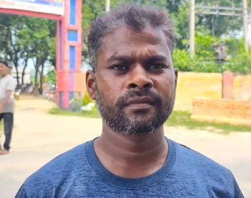 भीमपुरा थाना में मुकदमे से नाम निकलवाने के नाम पर 22 हजार लेने का आरोप, बयान वायरल होने के बाद रकम लौटाई
<nis:link nis:type=tag nis:id=बलिया: nis:value=बलिया: nis:enabled=true nis:link/> भीमपुरा थाना क्षेत्र के दिलमन मधुकीपुर निवासी सीताराम चौहान ने आरोप लगाया कि गांव में हुए एक विवाद में उनकी कोई भूमिका नहीं थी। बावजूद विपक्षी द्वारा दर्ज कराए गए <nis:link nis:type=tag nis:id=एफआईआर nis:value=एफआईआर nis:enabled=true nis:link/> में उनका नाम शामिल करा दिया गया। मुकदमे से नाम निकलवाने के नाम पर क्षेत्र के एक चर्चित और बदनाम व्यक्ति ने कथित रूप से उनसे ₹22 हजार लिए, लेकिन इसके बावजूद उनका नाम मुकदमे से नहीं निकला।
सीताराम के अनुसार, उन्होंने यह रकम उधार लेकर दी थी और उस पर प्रतिदिन ₹100 ब्याज भी देना पड़ रहा था। काफी समय बाद भी जब मुकदमे से नाम नहीं निकला तो उन्होंने अपनी परेशानी सामने रखी। मामले में उनका बयान सोशल मीडिया पर <nis:link nis:type=tag nis:id=वायरल nis:value=वायरल nis:enabled=true nis:link/> होने के बाद मामला चर्चा में आ गया। शनिवार की शाम वीडियो जारी कर बताया कि बयान वायरल होने के बाद संबंधित व्यक्ति द्वारा सीताराम चौहान को ₹22 हजार रुपए वापस कर दिए गए। घटना के बाद सीताराम ने लोगों से अपील की कि यदि किसी व्यक्ति के साथ मुकदमे से नाम हटवाने या किसी अन्य कानूनी मामले को लेकर ऐसी स्थिति उत्पन्न होती है तो किसी बिचौलिए या कथित दलाल के भरोसे पैसे देने के बजाय सीधे थाना प्रभारी अथवा संबंधित अधिकारी के समक्ष अपनी बात रखें।