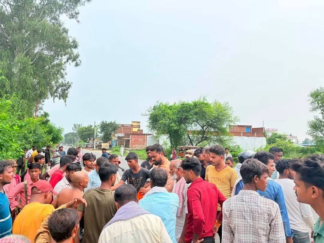 मालीपुर <nis:link nis:type=tag nis:id=पेट्रोल nis:value=पेट्रोल nis:enabled=true nis:link/> पंप के पास <nis:link nis:type=tag nis:id=बोलेरो nis:value=बोलेरो nis:enabled=true nis:link/> की टक्कर से <nis:link nis:type=tag nis:id=स्कूटी nis:value=स्कूटी nis:enabled=true nis:link/> सवार युवक जख्मी
<nis:link nis:type=tag nis:id=बलिया: nis:value=बलिया: nis:enabled=true nis:link/> उभांव थाना के मालीपुर पेट्रोल पंप के पास शनिवार दोपहर तेज रफ्तार बोलेरो की टक्कर से जमुआव गांव निवासी मो. रईस गंभीर रूप से <nis:link nis:type=tag nis:id=घायल nis:value=घायल nis:enabled=true nis:link/> हो गए। हादसे के बाद मौके पर स्थानीय लोगों की भीड़ जुट गई।
रास्ते से गुजर रहे भाजपा नेता शशि चौरसिया समेत अन्य लोगों ने तत्परता दिखाते हुए घायल रईस की मदद की और उनके पिता की निगरानी में एंबुलेंस के माध्यम से उन्हें उपचार के लिए नगरा अस्पताल भेजवाया। हादसे के बाद परिजनों में चिंता का माहौल है। हादसे के बाद बोलेरो चालक मौके से फरार हो गया।