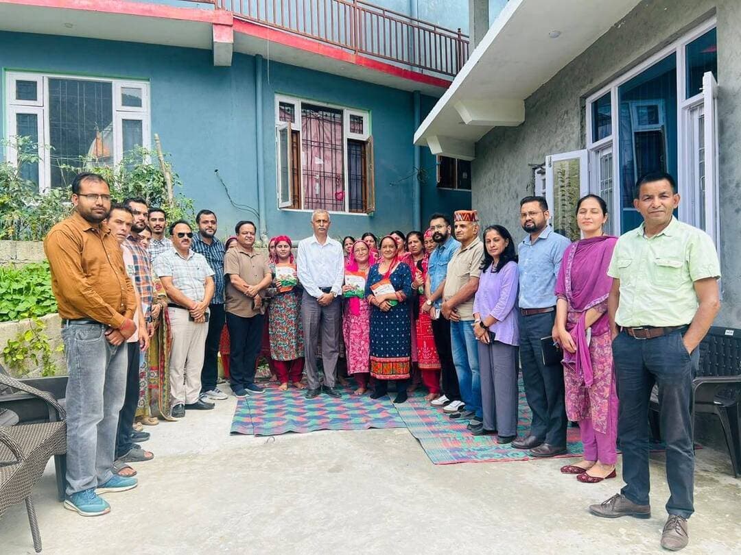 जायका (कृषि) अधिकारियों ने दो दिवसीय दौरे के दौरान कुल्लू में चल रही परियोजना गतिविधियों का किया निरीक्षण
Kullu Times
दौरे के पहले दिन राज्य परियोजना प्रबंधन इकाई हमीरपुर से बलजीत सिंह संधू ने कृषि प्रसार की गतिविधियों का निरीक्षण किया जिसमें बहाव सिंचाई योजना नयरैनी में जायका (कृषि) द्वारा लगाए गए खीरे व फूलगोभी प्रदर्शन प्लॉटों का विस्तृत निरीक्षण किया गया। इस दौरान अधिकारियों ने फसलों की वर्तमान स्थिति, पौधों की वृद्धि, फसल प्रबंधन, सिंचाई व्यवस्था तथा अपनाई जा रही कृषि तकनीकों का जायजा लिया।अधिकारियों ने किसानों से बातचीत कर प्रदर्शन के माध्यम से प्राप्त अनुभव, फसल उत्पादन तथा आधुनिक कृषि तकनीकों से होने वाले लाभों की जानकारी ली। उन्होंने फसल विविधीकरण, बेहतर फसल प्रबंधन एवं उन्नत कृषि तकनीकों को अपनाने पर जोर दिया तथा किसानों को फसलों की उचित देखभाल एवं गुणवत्तापूर्ण उत्पादन के लिए आवश्यक तकनीकी सुझाव दिए। दौरे के दूसरे दिन सेवा क्षेत्र गतिविधि के अंतर्गत हैंडलूम प्रशिक्षण प्राप्त कर चुकी प्रशिक्षुओं से संवाद एवं बातचीत की गई। इस दौरान अधिकारियों ने प्रशिक्षण के माध्यम से प्राप्त कौशल, प्रशिक्षण की उपयोगिता तथा हस्तशिल्प एवं हैंडलूम कार्य से जुड़ी संभावनाओं के बारे में जानकारी प्राप्त की। प्रशिक्षु द्वारा अधिकारियों को प्रशिक्षण के दौरान सीखी हुई तकनीकों, तैयार किए जा रहे उत्पादों तथा कार्य के अनुभव के बारे में अवगत करवाया गया। अधिकारियों ने प्रशिक्षण का जायजा लेते हुए प्रशिक्षु को गुणवत्तापूर्ण उत्पाद तैयार करने, पारंपरिक हस्तकरघा कला को बढ़ावा देने तथा कौशल के माध्यम से स्वरोजगार एवं आय के अवसर बढ़ाने के लिए प्रोत्साहित किया। इसके पश्चात अधिकारियों ने वहाव सिंचाई परियोजना अपर सेउबाग का दौरा कर वहां संचालित कृषि गतिविधियों का निरीक्षण किया। इस दौरान अधिकारियों ने जैविक कृषि उत्पादन की स्थिति का जायजा लिया तथा परियोजना के अंतर्गत स्थापित हल्दी प्लॉटों तथा टमाटर कि फसल का निरीक्षण किया।
अधिकारियों ने खेत में फसलों की वृद्धि, पौधों की स्थिति, फसल प्रबंधन, सिंचाई व्यवस्था तथा जैविक कृषि पद्धतियों के उपयोग का अवलोकन किया। उन्होंने संबंधित किसान एवं विभागीय अधिकारियों से जैविक उत्पादन के तहत अपनाई जा रही तकनीकों, फसल की स्थिति एवं उत्पादन से संबंधित जानकारी ली। निरीक्षण के दौरान हल्दी एवं टमाटर प्रदर्शन के माध्यम से किसानों को फसल विविधीकरण और आधुनिक कृषि तकनीकों से जोड़ने के प्रयासों की भी समीक्षा की गई। अधिकारियों ने किसानों को गुणवत्तापूर्ण उत्पादन, उचित फसल प्रबंधन तथा जैविक पद्धतियों को अपनाने के लिए आवश्यक तकनीकी सुझाव दिए।
जायका अधिकारियों ने कहा कि ऐसी प्रदर्शन गतिविधियों का उद्देश्य किसानों को वैकल्पिक एवं लाभकारी फसलों की ओर प्रोत्साहित करना, उत्पादन की गुणवत्ता में सुधार करना तथा किसानों की आय में वृद्धि के अवसर बढ़ाना है। उन्होंने परियोजना के तहत की जा रही गतिविधियों की सराहना करते हुए इनके प्रभावी क्रियान्वयन एवं नियमित निगरानी पर जोर दिया। इस दौरान वहाव सिंचाई योजना अपर सेओबाग़ के स्वयं सहायता समूह की महिला सदस्यों के साथ संवाद किया तथा समूह की गतिविधियों, उत्पाद तैयार करने की प्रक्रिया एवं उनके विपणन से संबंधित विषयों पर चर्चा की। इस दौरान उत्पादों की बिक्री की तकनीक, पैकेजिंग, मूल्य निर्धारण, उत्पाद की गुणवत्ता तथा बेहतर बाजार संपर्क) के संबंध में विस्तृत चर्चा की गई। महिला सदस्यों ने अपने उत्पादों की बिक्री के दौरान आने वाली चुनौतियों एवं अपने अनुभव साझा किए। टीम द्वारा उन्हें सामूहिक विपणन को बढ़ावा देने, उत्पादों की गुणवत्ता एवं पैकेजिंग में सुधार करने तथा स्थानीय बाजारों, संस्थानों एवं संभावित खरीदारों के साथ सीधे बाजार संपर्क स्थापित करने के लिए प्रोत्साहित किया गया, ताकि उनकी आय में वृद्धि हो सके तथा आजीविका के अवसरों को और मजबूत किया जा सके। I इसके उपरांत टीम द्वारा कृषि विज्ञान केंद्र, बजौरा का दौरा किया गया तथा प्रस्तावित सेंटर ऑफ एक्सीलेंस हेतु चिन्हित स्थल का विस्तृत निरीक्षण किया गया। निरीक्षण के दौरान प्रस्तावित केंद्र की स्थापना के लिए स्थल की उपयुक्तता, उपलब्ध भूमि, जल स्रोत, सिंचाई सुविधा, पहुंच मार्ग तथा अन्य आवश्यक आधारभूत सुविधाओं का जायजा लिया गया।
इस अवसर पर राज्य परियोजना प्रबंधन इकाई हमीरपुर से उप-परियोजना निदेशक डॉ राजेश ठाकुर, जिला परियोजना प्रबंधन मंडी डॉ हेम राज वर्मा, खंड परियोजना प्रबंधक कुल्लू डॉo जयंत रत्ना, पीo एमo सीo से डॉ नरदेव ठाकुर व डॉo आरo एसo ठाकुर, तृशान पुरोहित , जिला परियोजना प्रबंधन इकाई मंडी से निर्माण अभियंता सौरव कुमार, खण्ड परियोजना प्रबंधन इकाई, कुल्लू से कृषि अधिकारी संजय कुमार, कृषि प्रसार अधिकारी श्रीमती जया प्रधा एवं आई.ई.सी. समन्वयक युवराज भी उपस्थित रहे