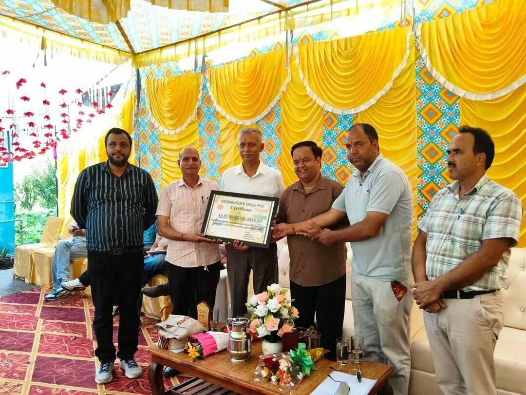 फलटनालह वहाव सिंचाई योजना का हस्तांतरण, 132 किसानों को मिलेगा लाभ
मुख्य अतिथि बलजीत सिंह संधु ने किसानों को आधुनिक तकनीक और फसल विविधीकरण को अपनाने का दिया संदेश
Kullu Times
हिमाचल प्रदेश में चल रहे फसल विविधीकरण प्रोत्साहन परियोजना (चरण II) जायका (कृषि) के तहत खण्ड परियोजना प्रबंधन इकाई कुल्लू, जिला कुल्लू के अंतर्गत आने वाली ग्राम पंचायत हाट में जल वहाव सिंचाई योजना फलटनालह का निर्माण कार्य पूरा होने के पर दिनांक 22 अगस्त, 2026 को राज्य परियोजना प्रबंधन इकाई से मुख्य सलाहकार बलजीत सिंह संधु, हिमाचल प्रदेश फसल विविधीकरण प्रोत्साहन परियोजना (चरण II) जायका-ओo डीo ने प्रधान कृषक विकास संघ देव भूमि एग्री एसोसिएशन निम्मे राम की उपस्थिति में योजना का शुभारंभ किया । इस उपलक्ष पर राज्य परियोजना प्रबंधन इकाई हमीरपुर से मुख्य सलाहकार बलजीत सिंह संधु, उप परियोजना निदेशक डॉo राजेश ठाकुर, जिला परियोजना प्रबंधक मंडी डॉo हेम राज वर्मा, खंड परियोजना प्रबंधक कुल्लू डॉo जयंत रत्ना उपस्थित रहे तथा पीo एमo सीo से डॉo नरदेव ठाकुर (post-harvest expert) व डॉo आरo एसo ठाकुर (institutional development expert) उपस्थित रहे । सर्वप्रथम डॉo जयंत रत्ना ने फलटनालह उप-परियोजना के हस्तांतरण समारोह पर पधारने के लिए मुख्यातिथि बलजीत सिंह संधु का आभार प्रकट किया । इसके पश्चात डॉo हेम राज वर्मा व डॉo जयंत रत्ना ने परंपरागत तरीके से मुख्य अतिथि बलजीत सिंह संधु व कृषक विकास संघ प्रधान श्री निम्मे राम जी व उपस्थित सभी अधिकारियों का कुलवी टोपी व मफ़लर पहना कर स्वागत किया । डॉo जयंत रतना ने स्वागत सम्बोधन के साथ जायका (कृषि) परियोजना के अंतर्गत जिला कुल्लू में किए जा रहे विभिन कार्यों का संक्षिप्त ब्योरा दिया एवं वहाव सिंचाई योजना फलटनालह के वारे में सम्पूर्ण जानकारी दी एवं बताया की जायका (कृषि) के तहत बनी इस योजना के निर्माण कार्य पर 75,05,980 /- रुपये खर्च किए गए है । इस योजना के तहत लगभग 37.15 हेक्टेयर भूमि को शामिल किया गया है तथा यह भी बताया कि योजना के अंतर्गत 132 किसान परिवार लाभान्वित होंगे । डॉo जयंत रत्ना ने बताया की इस योजना का निर्माण कार्य निर्धारित समय में ही पूरा किया गया है तथा उन्होंने कृषक विकास संघ के प्रतिनिधियों व लाभार्थियों का निर्माण कार्य के दौरान एवं परियोजना कि अन्य गतिविधियों में सहयोग देने के लिए धन्याबाद किया । डॉ. राजेश ठाकुर ने लाभार्थियों को संबोधित करते हुए हिमाचल प्रदेश फसल विविधीकरण प्रोत्साहन परियोजना (HPCDP) के विज़न एवं उद्देश्यों के बारे में विस्तार से अवगत करवाया। उन्होंने बताया कि परियोजना का मुख्य उद्देश्य किसानों की आय में वृद्धि, कृषि उत्पादकता में सुधार तथा फसल विविधीकरण को बढ़ावा देते हुए किसानों को आधुनिक एवं टिकाऊ कृषि तकनीकों से जोड़ना है। उन्होंने आगे बताया कि किसानों की क्षमता निर्माण एवं फसल विविधीकरण के लिए प्रशिक्षण प्रदान करने के साथ-साथ उन्हें किसान विकास संघ (KVA), स्वयं सहायता समूह (SHG) एवं किसान समूहों में संगठित किया जा रहा है तथा किसान उत्पादक संगठन (FPO) के गठन को भी बढ़ावा दिया जा रहा है। उन्होंने कहा कि इन सभी प्रयासों का उद्देश्य किसानों को सशक्त बनाना, कृषि को अधिक लाभकारी एवं टिकाऊ बनाना तथा ग्रामीण क्षेत्रों में किसानों की आजीविका के अवसरों को मजबूत करना है।
इसके पश्चात बलजीत सिंह संधू ने लाभार्थियों को संबोधित करते हुए परियोजना की विभिन्न गतिविधियों एवं आगामी योजनाओं के संबंध में विस्तृत चर्चा की। उन्होंने बताया कि कुल्लू जिले के किसानों के लिए शीघ्र ही नर्सरी पौधों हेतु एक उत्कृष्टता केंद्र (Centre of Excellence) स्थापित किया जाना प्रस्तावित है।
उन्होंने कहा कि इस उत्कृष्टता केंद्र के माध्यम से किसानों को गुणवत्तापूर्ण पौध सामग्री, आधुनिक नर्सरी तकनीकों, उन्नत उत्पादन विधियों एवं आवश्यक तकनीकी मार्गदर्शन की सुविधा उपलब्ध होगी। इस पहल से किसानों की क्षमता में वृद्धि होने के साथ-साथ गुणवत्तापूर्ण पौध उत्पादन, बेहतर उत्पादकता तथा किसानों की आय में वृद्धि को बढ़ावा मिलेगा। पहाड़ी क्षेत्रों में खेती के लिए पानी की उपलब्धता हमेशा से एक बड़ी चुनौती रही है। उन्होंने कहा कि फसल विविधीकरण प्रोत्साहन परियोजना के माध्यम से न केवल सिंचाई ढांचे का विकास किया जा रहा है बल्कि किसानों को तकनीकी मार्गदर्शन, प्रशिक्षण और बाजार से जोड़ने के प्रयास भी किया जा रहा हैं। उन्होंने इस अवसर पर कृषक विकास संघ की भूमिका पर भी विशेष बल दिया । उन्होंने बताया कि जो कृषक विकास संघ का पंजीकरण किया गया है इसके माध्यम से किसान सामूहिक रूप से योजना के संचालन और रखरखाव की जिम्मेदारी निभाएंगे । उन्होंने संघ के अध्यक्ष श्री निम्मे राम जी तथा अन्य सदस्यों से आग्रह किया कि वे जल संसाधनों का विवेकपूर्ण उपयोग करें और सामूहिक प्रयासों से इस योजना को सफल बनाएं । उन्होंने लाभार्थियों को हर माह कृषक विकास संघ की बैठक करने के निर्देश दिए । उन्हे कोल्ड स्टोर स्थापित तथा F.P.O. (farmer producer organization) का गठन करने के लिए भी प्रेरित किया । तथा लाभार्थियों से आग्रह किया की वे सभी योजना का रख – रखाव करें । इसके उपरांत डॉ. हेम राज वर्मा ने मुख्य अतिथि श्री बलजीत सिंह संधू का लाभार्थियों को संबोधित करने एवं उनका मार्गदर्शन करने के लिए हार्दिक धन्यवाद किया। उन्होंने कार्यक्रम में उपस्थित सभी अधिकारियों एवं परियोजना के लाभार्थियों का भी आभार व्यक्त किया, जिनके सहयोग एवं समन्वय से साइट हैंडओवर समारोह का सफलतापूर्वक आयोजन एवं समापन संभव हो सका।
इसके पश्चात डॉ. जयंत रत्ना ने लाभार्थियों को संबोधित करते हुए जायका परियोजना के मुख्य उद्देश्य एवं किसानों की आय बढ़ाने के संबंध में विस्तार से चर्चा की। उन्होंने बताया कि परियोजना का मुख्य लक्ष्य नगदी फसलों की खेती के माध्यम से फसल विविधीकरण को बढ़ावा देकर किसानों की आय में वृद्धि करना है।
उन्होंने बताया कि कुछ क्षेत्रों में पानी की कमी अथवा सिंचाई जल के उचित वितरण की व्यवस्था न होने के कारण किसान अपनी फसलों से अपेक्षित उत्पादन प्राप्त नहीं कर पाते हैं, जिससे उनकी आय एवं लाभ कम हो जाता है। ऐसे क्षेत्रों में जायका परियोजना के अंतर्गत सिंचाई सुविधाओं के विकास एवं कुहल निर्माण के माध्यम से खेतों तक पर्याप्त सिंचाई जल पहुँचाने का कार्य किया जा रहा है।
उन्होंने कहा कि सिंचाई सुविधा उपलब्ध होने के बाद किसानों को नगदी फसलों की खेती एवं फसल विविधीकरण के लिए प्रेरित किया जाएगा, जिससे उन्हें बेहतर उत्पादन एवं फसलों का उचित बाजार मूल्य प्राप्त हो सकेगा। इससे किसानों की आर्थिक स्थिति में सुधार होने के साथ-साथ उनकी आय में भी वृद्धि होगी।
अंत में डॉ. जयंत रत्ना ने कार्यक्रम को सफल बनाने में सहयोग देने वाले सभी अधिकारियों, कर्मचारियों, लाभार्थियों एवं संबंधित व्यक्तियों का आभार व्यक्त करते हुए सभी को धन्यवाद किया ।
इस उपलक्ष पर तृशान पुरोहित (post-harvest engineer), जिला परियोजना प्रबंधन इकाई मंडी से निर्माण अभियंता सौरव कुमार, खण्ड परियोजना प्रबंधन इकाई, कुल्लू से कृषि अधिकारी संजय कुमार, कृषि प्रसार अधिकारी ज्या प्रधा एवं आई.ई.सी. समन्वयक युवराज भी उपस्थित रहे।
