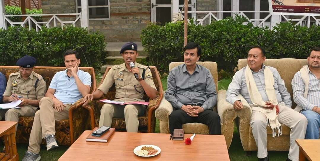 कसोल-मणिकरण घाटी को नशामुक्त एवं सुरक्षित पर्यटन गंतव्य बनाने के लिए सभी हितधारक मिलकर करेंगे प्रयास
Kullu Times
कसोल स्थित वन विश्राम गृह में आज उपायुक्त एवम् सह-अतिरिक्त जिला दंडाधिकारी, कुल्लू सुरजीत सिंह राठौर की अध्यक्षता में नशा निवारण समिति की बैठक आयोजित की गई। बैठक में पुलिस अधीक्षक, कुल्लू अभिषेक सेकर सहित पुलिस एवं विभिन्न विभागों के वरिष्ठ अधिकारियों, वन विभाग, राज्य कर एवं आबकारी विभाग, पर्यटन विभाग, स्वास्थ्य विभाग, प्रदूषण नियंत्रण बोर्ड, पंचायती राज संस्थाओं, होटल एवं होम-स्टे प्रतिनिधियों तथा स्थानीय पंचायतों, महिला मंडलों, युवा मंडलों एवं अन्य सामुदायिक संगठनों के प्रतिनिधियों ने भाग लिया। बैठक में मणिकरण-कसोल घाटी में मादक पदार्थों एवं मन: प्रभावी पदार्थों के अवैध सेवन, बिक्री, तस्करी एवं वितरण की रोकथाम तथा क्षेत्र में बढ़ती पर्यटन गतिविधियों के बीच उत्पन्न चुनौतियों पर विस्तृत चर्चा की गई। विशेष रूप से अवैध/अनधिकृत म्यूजिक पार्टी एवं अन्य कार्यक्रमों के आयोजन तथा ऐसे आयोजनों में मादक पदार्थों के सेवन एवं उपलब्धता को गंभीरता से लिया गया। आयोजनों के लिए आवश्यक अनुमति एवं वैधानिक स्वीकृतियों, ध्वनि प्रदूषण संबंधी नियमों तथा कानून-व्यवस्था एवं सार्वजनिक सुरक्षा से जुड़े प्रावधानों के प्रभावी अनुपालन पर बल दिया गया।
बैठक में ध्वनि नियंत्रण एवं साउंड रेगुलेशन के संबंध में भी विस्तृत विचार-विमर्श किया गया तथा संबंधित विभागों एवं आयोजनकर्ताओं द्वारा निर्धारित नियमों का कड़ाई से पालन सुनिश्चित करने पर जोर दिया गया।
क्षेत्र में आने वाले प्रवासी श्रमिकों, विशेषकर नेपाली मूल के श्रमिकों, के संबंध में भी चर्चा की गई। उनके क्षेत्र में आने का उद्देश्य, नियोजक एवं निवास संबंधी आवश्यक जानकारी उपलब्ध रखने तथा लागू नियमों के अनुरूप सत्यापन एवं अभिलेख संधारण सुनिश्चित करने की आवश्यकता पर बल दिया गया।
बैठक में होटल एवं होम-स्टे संचालकों/प्रतिनिधियों को C-Form भरने की अनिवार्यता के संबंध में भी विस्तृत रूप से अवगत करवाया गया तथा सभी संबंधित प्रतिष्ठानों को निर्धारित प्रक्रिया एवं नियमों का कड़ाई से अनुपालन सुनिश्चित करने के निर्देश/आह्वान किया गया।
बैठक के दौरान स्थानीय पंचायत प्रतिनिधियों, महिला मंडलों, युवा मंडलों, होटल व्यवसायियों एवं अन्य प्रतिभागियों से नशे से संबंधित गतिविधियों, अवैध पार्टियों, संदिग्ध व्यक्तियों एवं अन्य गैर-कानूनी गतिविधियों के संबंध में विस्तृत सुझाव एवं स्थानीय जानकारी प्राप्त की गई। स्थानीय लोगों से आग्रह किया गया कि वे क्षेत्र में मादक पदार्थों की अवैध तस्करी, बिक्री अथवा वितरण से संबंधित किसी भी सूचना को पुलिस अथवा संबंधित विभागों के साथ साझा करें। उन्हें आश्वस्त किया गया कि सूचना देने वाले व्यक्तियों की पहचान गोपनीय रखी जाएगी।
नशे के आदी व्यक्तियों के उपचार एवं पुनर्वास के विषय पर भी चर्चा हुई। संबंधित अधिकारियों द्वारा नशा मुक्ति एवं पुनर्वास केंद्रों में उपचार, परामर्श एवं पुनर्वास की प्रक्रिया के संबंध में आवश्यक सुझाव एवं मार्गदर्शन प्रदान किया गया तथा जरूरतमंद व्यक्तियों को उचित उपचार एवं पुनर्वास सेवाओं से जोड़ने पर बल दिया गया।
बैठक में कसोल-मनिकरण घाटी की यातायात व्यवस्था पर भी विस्तृत चर्चा हुई। पर्यटन सीजन के दौरान बढ़ते यातायात, पार्किंग, जाम एवं सड़क सुरक्षा से संबंधित समस्याओं को प्रतिभागियों द्वारा उठाया गया। पुलिस अधीक्षक, कुल्लू द्वारा यातायात संबंधी समस्याओं के समाधान के लिए आवश्यक प्रभावी कदम उठाने का आश्वासन दिया गया।
इसके अतिरिक्त घाटी में कचरा प्रबंधन, पर्यावरण संरक्षण तथा वन प्रबंधन से संबंधित विषयों पर भी चर्चा की गई। स्थानीय स्तर पर स्वच्छता एवं पर्यावरण संरक्षण को सुदृढ़ करने तथा पर्यटन गतिविधियों के कारण पर्यावरण पर पड़ने वाले प्रतिकूल प्रभाव को कम करने के लिए विभागीय एवं सामुदायिक सहयोग की आवश्यकता पर बल दिया गया।
वन विभाग द्वारा अवगत करवाया गया कि पुलिस एवं वन विभाग के संयुक्त प्रयासों से घाटी में लगभग 100 हेक्टेयर क्षेत्र में अवैध रूप से की गई भांग/कैनाबिस की खेती को नष्ट किया जा चुका है। विभाग द्वारा बताया गया कि अवैध कैनाबिस खेती के विरुद्ध चलाया जा रहा अभियान 15 सितंबर तक और अधिक प्रभावी रूप से जारी रखते हुए अधिकतम अवैध खेती को नष्ट करने का लक्ष्य रखा गया है।
बैठक में सभी विभागों एवं स्थानीय हितधारकों के बीच बेहतर समन्वय एवं नियमित सूचना- साझाकरण तंत्र विकसित करने पर सहमति बनी। यह भी निर्णय लिया गया कि इस प्रकार की बैठकें नियमित रूप से आयोजित की जाएंगी, ताकि क्षेत्र में उभरती चुनौतियों की समयबद्ध समीक्षा की जा सके और आवश्यक निवारक कार्रवाई सुनिश्चित की जा सके।
बैठक के अंत में सभी हितधारकों ने कसोल-मनिकरण घाटी को नशामुक्त, सुरक्षित, स्वच्छ एवं जिम्मेदार पर्यटन के आदर्श गंतव्य के रूप में विकसित करने के लिए सामूहिक प्रयास करने की प्रतिबद्धता व्यक्त की। स्थानीय जनता, पंचायत प्रतिनिधियों, महिला मंडलों, युवा मंडलों, होटल एवं होम-स्टे संचालकों तथा अन्य सभी हितधारकों से अपील की गई कि वे नशे के विरुद्ध अभियान में सक्रिय भागीदारी सुनिश्चित करें और किसी भी प्रकार की अवैध गतिविधि की सूचना तत्काल संबंधित विभागों को दें। Kullu Police