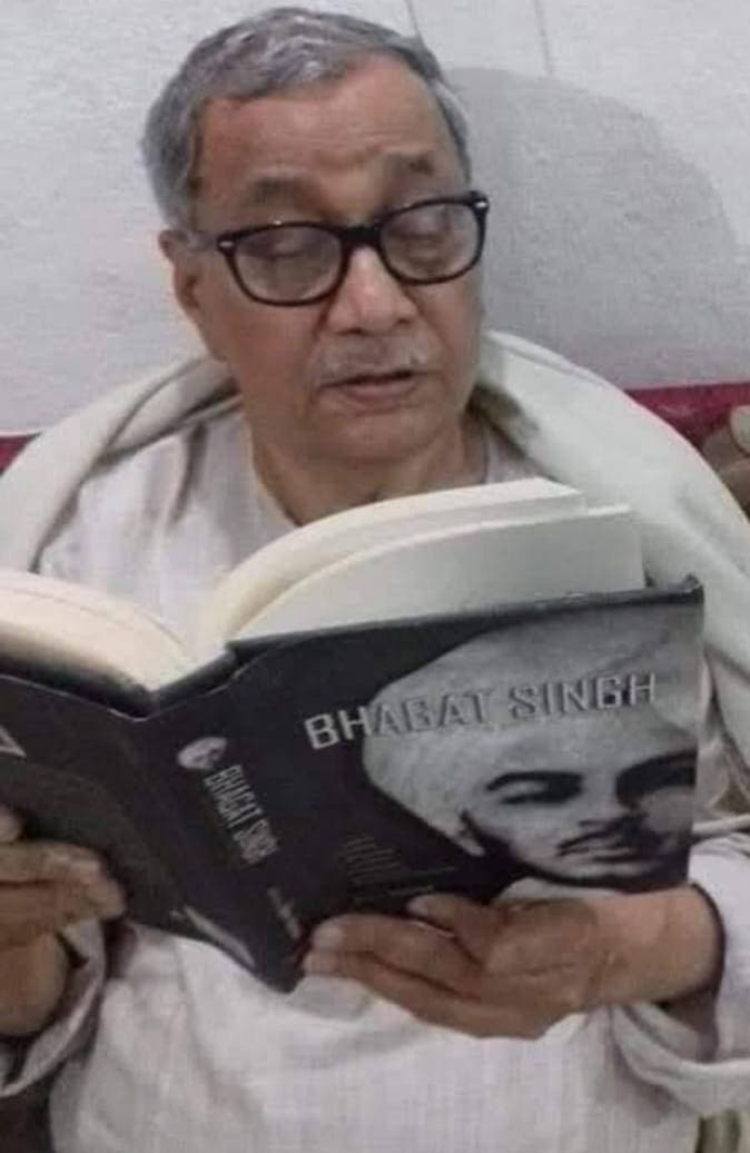 गन्ने का मूल्य 550 रुपये प्रति क्विंटल करने की मांग, कृषि मंत्री पर किसानों को गुमराह करने का आरोप
बेतिया। चीनी के दाम में हुई बढ़ोतरी को लेकर बिहार सरकार के कृषि मंत्री विजय कुमार सिन्हा के बयान पर अखिल भारतीय गन्ना किसान महासंघ के पूर्व महासचिव नंदकिशोर शुक्ल और बिहार राज्य ईख उत्पादक संघ के महासचिव प्रभुराज नारायण राव ने तीखी प्रतिक्रिया व्यक्त की है। दोनों नेताओं ने कहा कि चीनी के बढ़ते दाम का लाभ किसानों को मिलने के बजाय चीनी मिल मालिकों को मिल रहा है।
उन्होंने आरोप लगाया कि सरकार और चीनी मिल मालिकों की मिलीभगत से चीनी की कीमतों में वृद्धि हुई है, जिसका सीधा असर आम जनता पर पड़ रहा है। नेताओं ने ग्रामीण विकास मंत्री श्रवण कुमार के बयान की भी आलोचना करते हुए कहा कि महंगाई का असर किसानों और आम उपभोक्ताओं पर पड़ रहा है।
नंदकिशोर शुक्ल एवं प्रभुराज नारायण राव ने बिहार सरकार से किसानों को गुमराह करने वाली बयानबाजी बंद करने की मांग की। उन्होंने कहा कि गन्ना किसानों को वास्तविक लाभ तभी मिलेगा, जब गन्ने का उचित मूल्य निर्धारित किया जाएगा। नेताओं ने सरकार से गन्ने का मूल्य 550 रुपये प्रति क्विंटल करने तथा चीनी के दाम में हुई वृद्धि को तत्काल वापस लेने की मांग की।