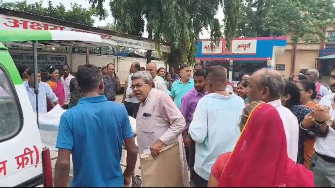 दर्दनाक खबर: स्कूल जा रहे सरकारी मास्टर साहब के साथ फोरलेन पर बड़ा हादसा, परिजनों का रो-रोकर बुरा हाल, पूरी खबर Comment Box में