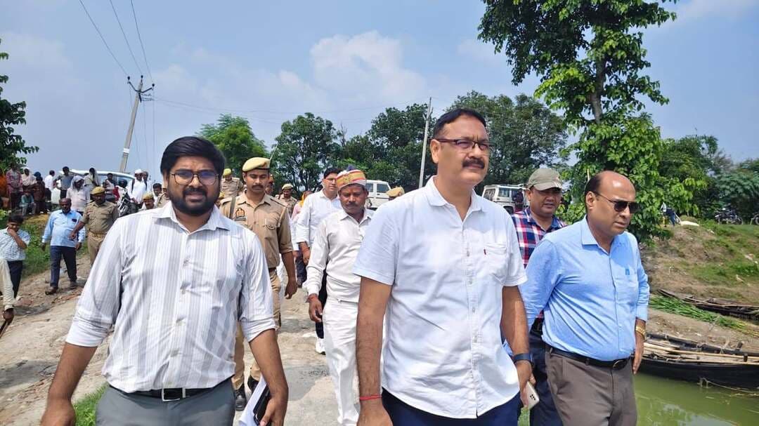 बढ़ते जलस्तर को लेकर डीएम व विधायक ने किया तटबंधों का निरीक्षण, दिए सुरक्षा के निर्देश
संत कबीर नगर, 22 अगस्त 2026। घाघरा/सरयू नदी के बढ़ते जलस्तर को देखते हुए जिलाधिकारी आलोक कुमार ने धनघटा विधायक गणेश चंद चौहान के साथ धनघटा तहसील क्षेत्र में बाढ़ सुरक्षा एवं बचाव तैयारियों का जायजा लिया। अधिकारियों ने मदरहा-बेहराडाड़ी तटबंध के किमी 18.400 पर क्षतिग्रस्त लोक निर्माण विभाग की पुलिया तथा किमी 19.100 पर गायघाट, ढोलबजा और सीयर कला क्षेत्र का निरीक्षण किया।
निरीक्षण के दौरान जिलाधिकारी ने ड्रेनेज खंड-2 के अधिशासी अभियंता अजय कुमार सहित संबंधित अधिकारियों को तटबंधों की लगातार निगरानी करने और बारिश के कारण हुए रेनकट्स को तत्काल भरने के निर्देश दिए। सीयर कला में सड़क किनारे विद्युत पोल के पास कटान को देखते हुए विद्युत विभाग को पोल दुरुस्त कर विद्युत व्यवस्था बहाल करने के निर्देश दिए गए।
बाढ़ प्रभावित गांवों में स्वास्थ्य शिविर लगाने, आवश्यक दवाओं की उपलब्धता, संक्रामक बीमारियों की रोकथाम के लिए छिड़काव तथा पशुओं का टीकाकरण कराने के निर्देश भी दिए गए। ढोलबजा में आवागमन के लिए दो के स्थान पर चार नावें लगाने को कहा गया। डीएम ने अधिकारियों को किसी भी आकस्मिक स्थिति से निपटने के लिए सभी आवश्यक इंतजाम समय से सुनिश्चित करने के निर्देश दिए।