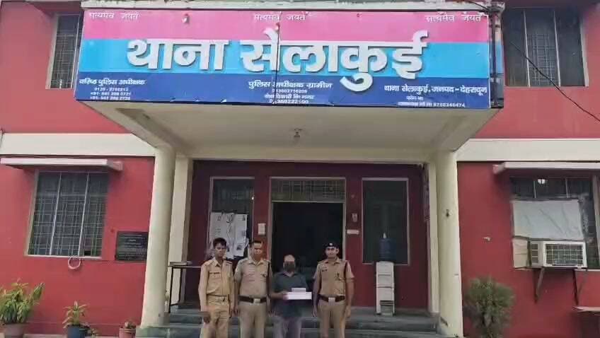 सेलाकुई क्षेत्र में फार्मा कम्पनी में हुई चोरी की घटना का दून पुलिस ने किया खुलासा ,कम्पनी का कर्मचारी ही निकला घटना का मास्टर माइंड
अभियुक्त के कब्जे से घटना में चोरी किये गये माल को बेचकर कमाये गये 50 हजार रू0 नगद व 02 किलो Cefixime औषधी पाउडर हुआ बरामद
दिनांक - 19/08/2026 को वादी श्री जितेंदर कुमार, वाईस प्रेसीडेंट/अधिकृत प्रतिनिधि मैसर्स ईस्ट अफ्रीकन इन्डिया ओवरसीज फार्मा सिटी सेलाकुई देहरादून द्वारा थाना सेलाकुई पर लिखित तहरीर दी कि उनकी कम्पनी के एक सीनियर एक्जीक्यूटिव कर्मचारी अनिल चौहान के द्वारा कम्पनी की सामग्री में से 27 किलो Cefixime औषधि पाउडर चोरी कर लिया गया है। तहरीर के आधार पर थाना सेलाकुई पर मु0अ0सं0- 119/2026 धारा-303(2) बीएनएस का अभियोग पंजीकृत किया गया।
घटना के अनावरण हेतु सेलाकुई पुलिस द्वारा त्वरित कार्यवाही करते हुए दिनांक 22-08-2026 को अभियोग में नामजद अभियुक्त अनिल चौहान को सेलाकुई क्षेत्र से गिरफ्तार किया गया, जिसकी निशानदेही पर सेलाकुई स्थित निर्माणाधीन भवन के अंदर कमरे से थैले में रखा हुआ Cefixime औषधी पाउडर तथा Cefixime औषधी पाउडर बेचकर कमाये गये 50 हजार रू0 नगद बरामद किये गये। अभियुक्त शेष बरामद माल को भी किसी को बेचने की फिराक में था।
विवरण गिरफ्तार अभियुक्त
1-अनिल चौहान पुत्र राजेश बाबू निवासी मधु विहार गली नंबर 1, थाना सेलाकुई, देहरादून मूल निवासी नौगांवा सादाबा, जिला- अमरोहा, उत्तर प्रदेश, उम्र- 33 वर्ष
बरामदगी
1- Cefixime औषधी पाउडर 02 किलो
2- Cefixime औषधी पाउडर को बेचकर कमाये गये नकद 50 हजार रू0
पुलिस टीम
1- उ0नि0 सुमेर सिह
2- का0 इरशाद