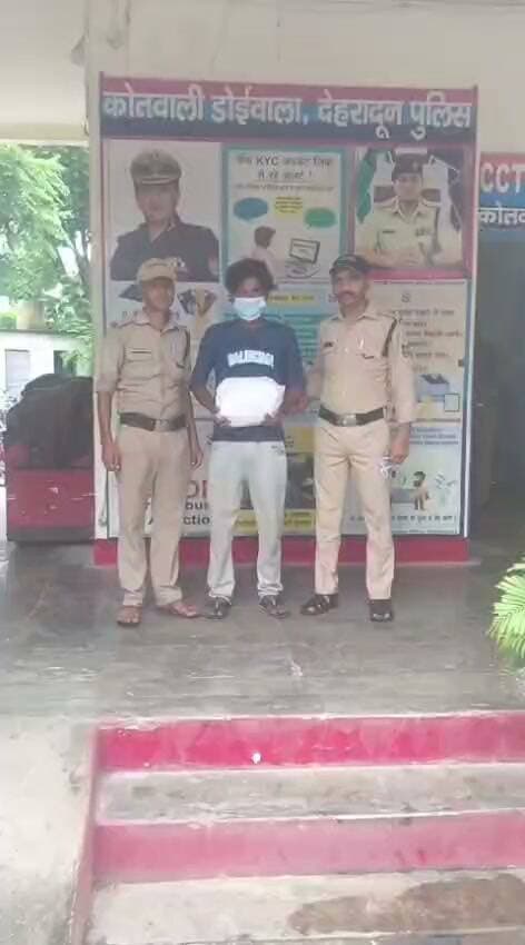 अभियुक्त के कब्जे से 01 किलो 100 ग्राम अवैध गांजा हुआ बरामद
गिरफ्तार अभियुक्त पूर्व में भी चोरी की घटना में जा चुका है जेल
वरिष्ठ पुलिस अधीक्षक देहरादून द्वारा सभी अधीनस्थों को अपने-अपने क्षेत्र में मादक पदार्थों की तस्करी/बिक्री में लिप्त नशा तस्करों को चिन्हित करते हुए उनके विरूद्ध वैधानिक कार्यवाही किये जाने हेतु निर्देशित किया गया है, जिसके अनुपालन में जनपद के सभी थाना क्षेत्रो में पुलिस टीमों द्वारा लगातार ऐसे अभियुक्तों के विरूद्ध वैधानिक कार्यवाही की जा रही है।
इसी क्रम में कोतवाली डोईवाला पर गठित टीम द्वारा चैकिंग के दौरान मुखबिर की सूचना पर दिनांक: 21-08-26 की रात्री चौक न0 3 से घमण्डपुर रोड जौलीग्रान्ट से एक अभियुक्त बजरंगी पुत्र राजाराम कोे 01 किलो 100 ग्राम अवैध गांजे के साथ गिरफ्तार किया गया। अभियुक्त के विरूद्ध कोतवाली डोईवाला पर मु0अ0सं0- 252/26, धारा 8/20 एनडीपीएस एक्ट का अभियोग पंजीकृत किया गया। गिरफ्तार अभियुक्त पूर्व में भी चोरी के अभियोग में कोतवाली डोईवाला से जेल जा चुका है।
विवरण गिरफ्तार अभियुक्त
बजरंगी पुत्र राजाराम निवासी केशव पुरी बस्ती, थाना डोईवाला, देहरादून, उम्र- 19 वर्ष
आपराधिक इतिहास
01- मु0अ0स0-219/25 धारा-305(ए)/317(2) बीएनएस, कोतवाली डोईवाला, देहरादून
02- मु0अ0सं0-252/26 धारा 8/20 एनडीपीएस एक्ट, कोतवाली डोईवाला, देहरादून
पुलिस टीम
1- उ0नि0 चिन्तामणी मैठाणी, चौकी प्रभारी जॉलीग्रांट
2- हे0का0 विशाल शर्मा
3- का0 अजेन्द्र बुटोला