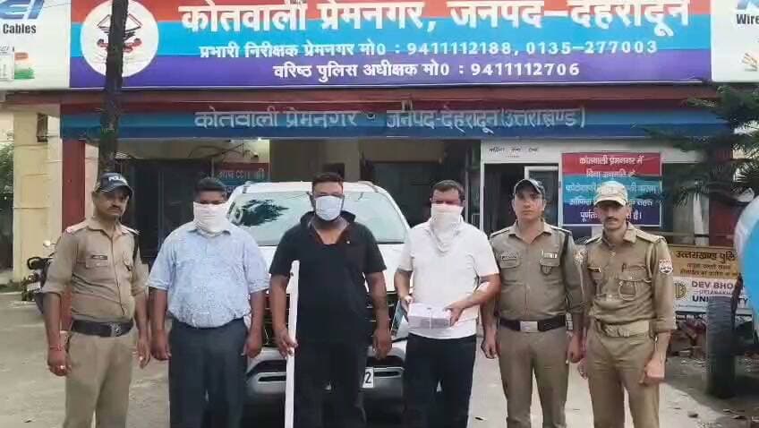 सार्वजनिक स्थान पर गुंडई दिखाने वालो के सर से पुलिस ने उतारा दबंगई का भूत
सार्वजनिक स्थान मारपीट कर हुड़दंग करने वाले 03 अभियुक्तों को दून पुलिस ने किया गिरफ्तार
पुलिस द्वारा मारपीट में शामिल दोनों पक्षों के 03 अभियुक्तों के विरुद्ध दर्ज किया अभियोग
गाड़ी हटाने को लेकर हुए विवाद में अभियुक्तों के बीच हुई थी मारपीट
घटना में 01 अभियुक्त द्वारा अपनी लाइसेंसी पिस्टल को दिखाकर दूसरे अभियुक्त को डराने का किया था प्रयास
अभियुक्तों के कब्जे से घटना में प्रयुक्त लाइसेंसी पिस्टल, डंडा व फॉर्च्यूनर कार को पुलिस ने किया बरामद
अभियुक्त के शस्त्र लाइसेंस के निरस्तीकरण हेतु भेजी जा रही रिपोर्ट
दिनांक - 21/08/2026 को कंट्रोल रूम के माध्यम से कोतवाली प्रेमनगर को प्रेमनगर क्षेत्र में नेक्स्ट हॉस्टल के पास कुछ लोगो द्वारा आपस मे मारपीट व हुडदंग किये जाने की सूचना प्राप्त हुई। प्राप्त सूचना पर कोतवाली प्रेमनगर से पुलिस बल तत्काल मौके पर पहुँचा तथा सूचना की गंभीरता के दृष्टिगत मौके पर लगे सीसीटीवी कैमरों की फुटेजों को चैक करते हुए आस-पास के लोगों से घटना के संबंध में जानकारी प्राप्त की गई।
सीसीटीवी कैमरों के अवलोकन में मौके पर सड़क पर दो वाहन, बस व फार्च्यून कार खड़े हुए दिखाई दिए, जिनके पास 02 व्यक्तियों के मध्य आपस में झगड़ा हो रहा था, जिनमें से एक व्यक्ति द्वारा अपने हाथ में डंडा पकड़ा हुआ था तथा दूसरे व्यक्ति के हाथ में पिस्टल थी।
प्राप्त फुटेज के आधार पर पुलिस द्वारा मौके पर झगड़ा करने वाले व्यक्तियों के संबंध में जानकारी प्राप्त की गई तो उनमें से एक व्यक्ति की पहचान स्थानीय लोगों द्वारा झाझरा निवासी गौरव के रूप में की गई। जिस पर पुलिस द्वारा त्वरित कार्रवाई करते हुए उक्त व्यक्ति को हिरासत में लिया गया, जिससे पूछताछ में उसके द्वारा बताया गया कि वह एक निजी शिक्षण संस्थान की बस चलता है तथा अपने वाहन को लेकर रात्रि में अपने घर मांडू वाला जा रहा था। नेक्स्ट हॉस्टल के पास एक फॉर्च्यूनर वाहन चालक बीच सड़क पर गाड़ी की लाइट को हाई बीम करके खड़ा था, जिसे उसके द्वारा हॉर्न देकर हटने को कहा गया, पर फॉर्च्यूनर के चालक द्वारा अपनी गाड़ी को सड़क से नहीं हटाया। इस बात को लेकर उन दोनों के मध्य आपस में विवाद हो गया तथा उसके द्वारा गाड़ी से डंडा निकालकर फॉर्च्यूनर चालक पर वार कर दिया, इस दौरान फॉर्च्यूनर चालक का एक अन्य साथी मौके पर पहुँचा तथा उन दोनों के द्वारा अपने पास रखी पिस्टल दिखाकर उसे धमकाते हुए उसके साथ गाली गलौच व मारपीट की गई।
बस चालक से पूछताछ में उक्त व्यक्तियों की पहचान नीरज राजपूत तथा मनीष नेगी के रूप में हुई तथा उक्त दोनों व्यक्तियों के उपचार हेतु ग्राफिक एरा अस्पताल में जाने की जानकारी पुलिस को मिली, जिस पर पुलिस द्वारा त्वरित कार्रवाई करते हुए घटना में शामिल 02 अन्य व्यक्तियों को ग्राफिक एरा अस्पताल परिसर से गिरफ्तार किया गया, जिनके कब्जे से घटना में बस ड्राइवर को दिखाई गई लाइसेंसी पिस्टल, जो नीरज राजपूत के नाम पर है, बरामद हुई। तीनों अभियुक्तों के विरुद्ध पुलिस द्वारा सार्वजनिक स्थान पर मारपीट व हुड़दंग कर शांति व्यवस्था भंग करने, घातक हथियार का प्रदर्शन कर दुसरो के जीवन को खतरे में डालने, लाइसेंसी पिस्टल का दुरुपयोग करने आदि के संबंध में कोतवाली प्रेमनगर पर मु०अ०सँ०- 174/26, धारा- 125/133/194/3(5)/351/352 BNS तथा 27 आर्म्स अधिनियम का अभियोग पंजीकृत किया गया।
अभियुक्त से बरामद पिस्टल के लाइसेंस निरस्तीकरण हेतु जिलाधिकारी महोदय को रिपोर्ट भेजी जा रही है।
1- गौरव पुत्र ललित सिंह निवासी चंदन की पुलिया वार्ड नंबर 9, कोतवाली प्रेमनगर, देहरादून, उम्र 30 वर्ष
2- मनीष नेगी पुत्र पीतांबर सिंह निवासी मांडूवाला, कोतवाली प्रेम नगर, देहरादून, उम्र 31 वर्ष
3- नीरज राजपूत पुत्र महावीर सिंह निवासी भाऊवाला, थाना सेलाकुई, उम्र 40 वर्ष
1- एक पिस्टल लाइसेंसी 32 बोर
2- 05 जिंदा कारतूस
3- घटना में प्रयुक्त डंडा
4- घटना में प्रयुक्त वाहन फॉर्च्यूनर गाड़ी संख्या Uko7HF-0102
पुलिस टीम
1- व०उ०नि० मुकेश थलेड़ी, कोतवाली प्रेमनगर
2- उ०नि० अमित शर्मा, चौकी प्रभारी झाझरा
3- उ०नि० जैनेन्द्र राणा चौकी प्रभारी बिधौली
4- उ०नि० जितेंद्र कुमार
5- उ०नि० नौशाद अंसारी
6- का० संदीप
7- का० अनीस
8- का० संजय
9- का० जगजोत