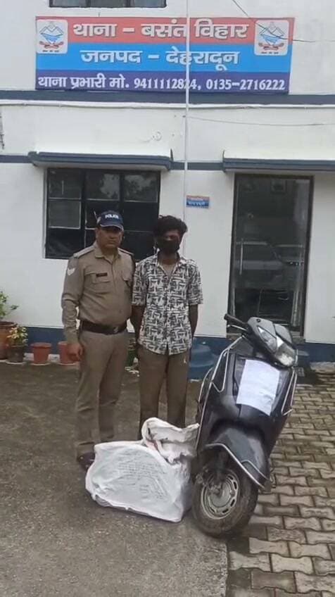 निर्माणाधीन भवन में हुई चोरी की घटना का दून पुलिस ने किया खुलासा
घटना में शामिल एक शातिर चोर को पुलिस ने किया गिरफ्तार
अभियुक्त के कब्जे से घटना में चोरी किया माल हुआ बरामद
घटना में प्रयुक्त बिना नंबर की स्कूटी को किया सीज*
घटना का संक्षिप्त विवरण
दिनांक: 01-08-26 को वादी श्री देवांशु भट्ट पुत्र श्री एसपी भट्ट निवासी अजबपुर कला द्वारा थाना बसन्त विहार पर एक प्रार्थना पत्र दिया कि उनके कालिंदी एंक्लेव में निर्माणाधीन मकान से रात्रि में अज्ञात चोर द्वारा वेल्डिंग मशीन, ग्राइंडर मशीन, कटर मशीन, हैमर मशीन तथा फ्लड लाइट आदि सामान चोरी कर लिया गया है। प्रार्थना पत्र के आधार पर थाना बसन्त विहार पर मु0अ0सं0: 160/26 धारा 305(ए)/331 (2)/317(2) बीएनएस का अभियोग पंजीकृत किया गया।
अनावरण हेतु की गई कार्यवाही
घटना के अनावरण तथा अभियुक्त की गिरफ्तारी हेतु एसएसपी देहरादून द्वारा दिये गए निर्देशों पर थाना बसन्त विहार पर पुलिस टीम गठित की गई। गठित टीम द्वारा घटना स्थल का निरीक्षण कर आस-पास तथा आने-जाने वाले रास्तों पर लगे सीसीटीवी कैमरों की सहायता से संदिग्धों के सम्बन्ध में जानकारी एकत्रित की गई तथा प्राप्त जानकारी के आधार पर व मुखबिर की सूचना पर दिनांक- 21/08/2026 को हरबंसवाला टी स्टेट बैरियर से चेकिंग के दौरान घटना में शामिल अभियुक्त उदय कुमार को घटना में चोरी किए गए सामान के साथ गिरफ्तार किया गया।
अभियुक्त द्वारा पूछताछ में बताया गया कि वो नशे का आदी है तथा अपने नशे की आवश्यकताओं की पूर्ति के लिये उसके द्वारा उक्त चोरी की घटना को अंजाम दिया गया था। घटना में बरामद माल को अभियुक्त बेचने की फिराक में अन्यत्र ले जा रहा था। गिरफ्तार अभियुक्त पूर्व में चोरी तथा अन्य आपराधिक घटनाओं में जेल जा चुका है, जिसके विरुद्ध अलग अलग थानों में कुल 05 अभियोग पंजीकृत हैं।
विवरण गिरफ्तार अभियुक्त
उदय कुमार पुत्र अमित साहनी निवासी शास्त्रीनगर खाला वसंत विहार, देहरादून, उम्र 23 वर्ष
*बरामदगी:*
1- वेल्डिंग मशीन - 01
2- ग्राइंडर मशीन- 01
3- कटर मशीन - 01
4- हैमर मशीन - 01
5- फ्लड लाइट -01
6- घटना में प्रयुक्त स्कूटी
अपराधिक इतिहास
1- मु0अ0सं0 - 169/22 धारा 25/4 आर्म्स एक्ट
2- मु0अ0सं0 - 175/22 धारा 25/4 आर्म्स एक्ट
3- मु0अ0सं0 - 111/23 धारा 25/4 एक्ट
4- मु0अ0सं0 - 219/23 धारा 380/411 भादवि
5- मु0अ0सं0 - 160/26 धारा 305(ए)/331 (2)/317(2) बीएनएस
पुलिस टीम
1- उ0नि0 सुनील नेगी, चौकी प्रभारी इंदिरा नगर
2- हे0कां0 जितेंद्र
3- का0 अनुज
4- का0 हेमवती नंदन बहुगुणा
