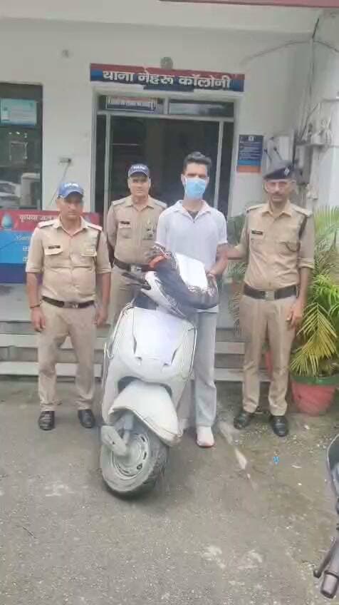 चोरी की अलग- अलग घटनाओं का दून पुलिस ने किया खुलासा
घटनाओ को अंजाम देने वाले 01 शातिर चोर को पुलिस ने किया गिरफ्तार
अभियुक्त के कब्जे से चोरी के लैपटॉप, मोबाइल फोन तथा एक्टिवा स्कूटी हुई बरामद
गिरफ्तार अभियुक्त नशे का है आदि, नशे की लत के चलते दिया था घटनाओ को अंजाम
घटनाओं में चोरी किए गए माल व स्कूटी को बेचने की फिराक में था अभियुक्त
घटना का विवरण
1- दिनाँक - 08/08/2026 की वादी संदीप राणा पुत्र शीशपाल राणा निवासी रिस्पना नगर द्वारा थाना नेहरु कॉलोनी पर प्रार्थना दिया कि अज्ञात चोर द्वारा रिस्पना नगर क्षेत्र से उनकी एक्टिवा स्कूटी चोरी कर ली है। प्रार्थना पत्र के आधार पर थाना नेहरु कॉलोनी पर मु0अ0सं0- 324/2026, धारा 303(2) बीएनएस का अभियोग पंजीकृत किया गया।
2- दिनांक - 18/08/2026 की रात्रि वादी चौधरी धीरज सिंह पुत्र जितेन्द्र सिंह निवासी महादेव पुरम द्वारा थाना नेहरू कॉलोनी पर एक प्रार्थना पत्र दिया कि अज्ञात चोर द्वारा उनके महादेवपुरम क्षेत्र स्थित कार्यालय से लैपटॉप, मोबाइल फोन एवं नकदी चोरी कर ली है, जिसके संबंध में थाना नेहरु कॉलोनी पर मु0अ0सं0- 337/2026, धारा 305(ए) बीएनएस पंजीकृत किया गया था।
लगातार हुई चोरी की घटनाओं की गंभीरता के दृष्टिगत उनके अनावरण तथा अभियुक्तों की गिरफ्तारी हेतु वरिष्ठ पुलिस अधीक्षक देहरादून द्वारा थाना नेहरू कॉलोनी पर पुलिस टीम गठित कर आवश्यक निर्देश दियेे गये। गठित पुलिस टीमों द्वारा घटना स्थलों का निरीक्षण कर आस-पास तथा आने-जाने वाले रास्तों पर लगे सीसीटीवी कैमरों की सहायता से संदिग्धों के सम्बन्ध में आवश्यक जानकारियां एकत्रित की गई तथा प्राप्त जानकारी के आधार पर सुरागरसी पतारसी करते हुए मुखबिर तंत्र को भी सक्रिय किया गया। साथ ही पूर्व में चोरी की घटनाओं में प्रकाश में आये अभियुक्तों की वर्तमान स्थिती की जानकारी कर उनका भौतिक सत्यापन किया गया।
दिनांक 21/08/2026 को पुलिस टीम द्वारा राजीव नगर पुल के पास चैकिंग के दौरान एक संदिग्ध व्यक्ति, जो बिना नम्बर की एक्टिवा पर आ रहा था, को चैकिंग हेतु रूकने का इशारा किया गया तो उक्त व्यक्ति पुलिस को देखकर एक्टिवा को तेजी से मोडते हुए विपरीत दिशा में भागने का प्रयास करने लगा, इस दौरान स्कूटी फिसलने के कारण स्कूटी सवार मौके पर गिर गया। संदिग्धता प्रतीत होने पर पुलिस द्वारा स्कूटी सवार को मौके पर पकडकर उससे पूछताछ की तो उसके द्वारा अपना नाम सुनील पुत्र उमेद सिंह बताया गया, जिसकी तलाशी के दौरान उसके पास मौजूद बैग से एक एचपी कंपनी का लैपटॉप एवं एक सोनी एक्सपीरिया मोबाइल फोन बरामद हुआ।
बिना नम्बर की एक्टिवा व बरामद लैपटॉप व अन्य सामान के संबंध में सख्ती से पूछताछ करने पर अभियुक्त द्वारा उक्त लैपटॉप एवं मोबाइल फोन को महादेवपुरम क्षेत्र से तथा एक्टिवा को रिस्पना नगर क्षेत्र से चोरी किया जाना बताया गया, जिस पर उसे मौके से गिरफ्तार करते हुए बरामद माल को कब्जे में लिया गया।
गिरफ्तार अभियुक्त नशे का आदी है, जिसके द्वारा अपने नशे की पूर्ति के लिए चोरी की उक्त घटनाओं को अंजाम दिया गया था। चोरी की घटनाओं में बरामद माल को आज अभियुक्त बेचने की फिराक में घूम रहा था, पर उससे पूर्व ही पुलिस द्वारा उसे गिरफ्तार कर लिया गया।
1- सुनील पुत्र उम्मेद सिंह, निवासी उफल्डा, निकट पराग डेयरी, थाना श्रीनगर, जनपद- पौड़ी गढ़वाल, उम्र- 28 वर्ष।
1- एचपी कंपनी का लैपटॉप - 01
2- सोनी एक्सपीरिया मोबाइल फोन - 01
3- सफेद रंग की एक्टिवा, बिना नंबर प्लेट