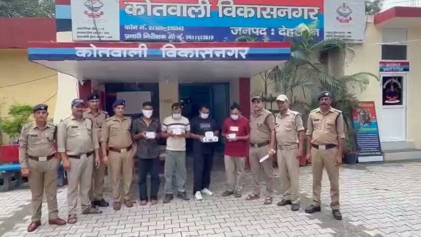 अंतरराज्यीय ठग गिरोह चढ़ा दून पुलिस के हत्थे
एटीएम कार्ड बदलकर धोखाधड़ी करने वाले अंतरराज्यीय गिरोह के 04 अभियुक्तों को पुलिस ने किया गिरफ्तार
अभियुक्तों के कब्जे से विभिन्न बैंकों के 192 एटीएम कार्ड, एक देसी तमंचा, जिंदा कारतूस, व विभिन्न घटनाओं में प्रयुक्त कार व मोटरसाइकिल हुई बरामद
अभियुक्त बुजुर्गों, महिलाओं एवं भोले भाले लोगों को बनाते थे निशाना, मदद के बहाने बदलते थे कार्ड
एटीएम से पैसा निकालते समय मदद करने के बहाने एटीएम कार्ड चतुराई से बदलकर पिन की जानकारी प्राप्त कर बैंक खातों से निकाल लेते थे पैसे
अभियुक्त पूर्व में हिमाचल प्रदेश, जम्मू, सहारनपुर एवं मुजफ्फरनगर से एटीएम ठगी की घटनाओं में जा चुके है जेल
अभियुक्तो के विरुद्ध हिमाचल प्रदेश, जम्मू कश्मीर, असम, उत्तर प्रदेश सहित विभिन्न प्रांतो में धोखाधड़ी के कई अभियोग है पंजीकृत
घटना का संक्षिप्त विवरण
वरिष्ठ पुलिस अधीक्षक देहरादून द्वारा सभी थाना प प्रभारियों को अपने-अपने थाना क्षेत्र में संदिग्ध एवं अपराधिक गतिविधियों में लिप्त व्यक्तियों को चिन्हित करते हुए उनके विरुद्ध प्रभावी वैधानिक कार्रवाई करने तथा संदिग्धों की तलाश हेतु लगातार सघन चेकिंग अभियान चलाने के निर्देश दिए गए हैं। उक्त निर्देशों के अनुपालन में पुलिस द्वारा सम्पूर्ण जनपद में संदिग्ध/ अवैध गतिविधियों में लिप्त व्यक्तियों की तलाश हेतु लगातार सघन चेकिंग अभियान चलाते हुए प्रभावी कार्यवाही की रही है।
इसी क्रम में दिनांक - 21/08/2026 को विकासनगर पुलिस को हरबर्टपुर चौक के पास गश्त एवं चेकिंग के दौरान मुखबिर के माध्यम सूचना प्राप्त हुई कि चार संदिग्ध व्यक्ति स्विफ्ट कार एवं मोटरसाइकिल से विकासनगर क्षेत्र में आए हुए हैं, जो एटीएम कार्ड बदलकर चोरी/धोखाधड़ी की घटनाओं को अंजाम देते हैं तथा विकासनगर क्षेत्र में भी किसी घटना को अंजाम देने की योजना बना रहे हैं।
पुलिस द्वारा की गई कार्यवाही
प्राप्त सूचना पर पुलिस टीम द्वारा त्वरित कार्रवाई करते हुए पोंटा रोड हर्बर्टपुर स्थित ढालीपुर पुल से पहले आम के बगीचे के पास चेकिंग के दौरान एक स्विफ्ट कार UP14BX8591 में बैठे चार व्यक्तियों को रोककर चैक किया गया। कार सवार चारो व्यक्तियों की गतिविधिया संदिग्ध प्रतीत होने पर पुलिस द्वारा उनकी तलाशी ली गई तो उनके कब्जे से एक देसी तमंचा, जिंदा कारतूस तथा अलग-अलग बैंकों के कई एटीएम कार्ड बरामद हुए, बरामद एटीएम कार्डो के संबंध में जानकारी करने पर अभियुक्तों द्वारा उक्त एटीएम कार्डो को अलग-अलग लोगो से ठगी कर चोरी करना बताया गया। जिस पर चारों अभियुक्तों को मौके से गिरफ्तार करते हुए उनके विरुद्ध कोतवाली विकासनगर पर मु0अ0सं0 - 224/2026, धारा 313/318(4)/3(5) बीएनएस एवं धारा 3/25 आर्म्स एक्ट के तहत अभियोग पंजीकृत किया गया।
पूछताछ का विवरण
पूछताछ में अभियुक्तों ने बताया कि वे अलग-अलग स्थानों पर एटीएम बूथों के आसपास घूमकर बुजुर्ग, महिलाओं एवं सीधे-सादे लोगों को अपना निशाना बनाते है। एटीएम से पैसा निकालते समय मदद करने के बहाने बुजुर्ग व्यक्तियों/महिलाओं के एटीएम कार्ड चतुराई से बदलकर पिन की जानकारी प्राप्त कर बाद में उनके बैंक खातों से धनराशि निकाल लेते थे। अभियुक्त घटना स्थल से कुछ दूरी पर अपनी कार व बाइक खड़ी करते थे, जिससे घटना के बाद तुरन्त मौके आए फरार हो सके। चारों अभियुक्त विकास नगर क्षेत्र में भी ठगी घटनाओं को अंजाम देने की फिराक में आए थे।
अभियुक्तो से पूछताछ में उनका पूर्व में हिमाचल प्रदेश, जम्मू, सहारनपुर एवं मुजफ्फरनगर आदि स्थानों से एटीएम ठगी की घटनाओं में जेल जाना प्रकाश में आया है। अभियुक्तों के आपराधिक इतिहास एवं अन्य घटनाओं में संलिप्तता के संबंध में जानकारी की जा रही है।
अभियुक्तों का नाम पता
1- जगमोहन पुत्र अजमेर, निवासी न्यू सरस्वती विहार, थाना सदर बाजार, जनपद सहारनपुर, उम्र करीब 40 वर्ष।
2- नीटू पुत्र नरेश, निवासी बुढाखेड़ा, थाना चरथावल, जनपद मुजफ्फरनगर, उम्र करीब 40 वर्ष
3- सोनू पुत्र रमेश, निवासी पैरामाउंट के पास, जनपद सहारनपुर, उम्र करीब 43 वर्ष
4- आशु कुमार पुत्र श्यामलाल, निवासी मोहनपुरा/गुलाबनगर, रुड़की, जनपद हरिद्वार, उम्र- 26 वर्ष
*बरामदगीः-
1- कुल 192 एटीएम/डेबिट कार्ड, विभिन्न बैंकों के।
2- 01 अवैध देसी तमंचा 12 बोर।
3- 02 जिन्दा कारतूस 12 बोर।
4- वाहन संख्या: UP14BX8591 (स्विफ्ट कार)
5- 01 मोटरसाइकिल, बिना नंबर प्लेट; ई-चालान मशीन से चेक करने पर वाहन संख्या UK17 X 0425
6- अभियुक्तों से कुल ₹1,200/- नकद।
7- 02 मोबाइल फोन, विभिन्न कंपनियों के।
8- अभियुक्त आशु कुमार से आधार कार्ड, पैन कार्ड, वोटर आईडी, ड्राइविंग लाइसेंस, आयुष्मान कार्ड एवं एक अन्य डेबिट कार्ड
1- मु0अ0सं0-53/2018 धारा-379/420RPC थाना राजबाघ कठुआ जम्मू कश्मीर
2- मु0अ0सं0-189/2025 धारा-238(C)/303/318(4)/61 BNS थाना हिसार सदर हरियाणा
3- मु0अ0सं0-158/2023 धारा -380/420/34 भादवि थाना थाना छाप्पर यमुनानगर हरियाणा
4- मु0अ0सं0-34/2023 धारा -420/201/34 भादवि थाना पालमपुर कांगडा हि0प्र0
5- मु0अ0सं0-150/2022 धारा -420/120बी भादवि थाना रायवाला, जनपद देहरादून
*2- अभियुक्त नीटू*
1- मु0अ0सं0-201/2022 धारा-420 भादवि कोतवाली विकासनगर जनपद देहरादून
2- मु0अ0सं0-1250/2025 धारा-209BNS थाना पानीपत सिटी हरियाणा
*3- अभियुक्त सोनू*
1- मु0अ0सं0-53/2018 धारा-379/420RPC थाना राजबाघ कठुआ जम्मू कश्मीर
2- मु0अ0सं0-34/2023 धारा -420/201/34 भादवि थाना पालमपुर कांगडा हि0प्र0
3- मु0अ0सं0-64/2020 धारा-379/34 भादवि थाना नेरवा शिमला हि0प्र0
4- मु0अ0सं0-53/2018 धारा-379/420 RPC थाना राजबाघ कठुआ जम्मू कश्मीर
5- मु0अ0सं0- 720/2023 धारा-420/379/511 भादवि थाना हाजो कामरुप असम
6- मु0अ0सं0-235/2018 धारा-420/380 भादवि थाना मोरीगाँव असम
*4- अभियुक्त आशु कुमार*
1- मु0अ0सं0-34/2023 धारा -420/201/34 भादवि थाना पालमपुर कांगडा हि0प्र0
2- मु0अ0सं0-150/2022 धारा -420/120बी भादवि थाना रायवाला जनपद देहरादून
*पुलिस टीम:-*
01- निरीक्षक राजीव रौथाण, प्रभारी कोतवाली विकासनगर
02- व0उ0नि0 शिशुपाल सिंह राणा
03- उ0नि0 मंयक त्यागी चौकी प्रभारी हरबर्टपुर
04- उ0नि0 सनोज कुमार
05- हे0का0 राजेन्द्र बर्त्वाल
06- कानि0 शिवानन्द घिल्डियाल
07- कानि0 नरेश पन्त
08- कानि0 नवीन कोहली
09- कानि0 दिनेश बाबू
10- का0 प्रवीण चौहान