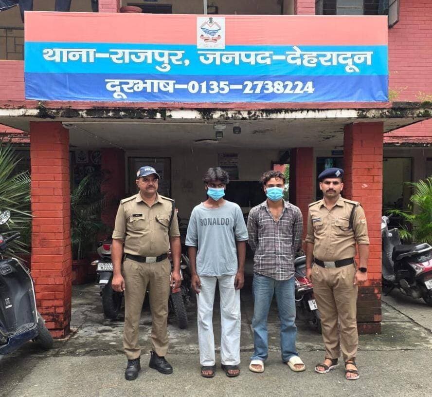दिनांक 21-22/08/26 को रात्रि समय करीब 12.45 बजे 112 के माध्यम से कैनाल रोड़ मे एक्सीडेंट होने की सूचना प्राप्त हुई, जिस पर थाना राजपुर पुलिस तत्काल मौके पर पहुंची तो मौके पर कार सं०- UP14DE 0052 आई 20 कार क्षतिग्रस्त अवस्था में सड़क किनारे खडी थी तथा स्कूटी सं0 UK07AD 5929 व मोटरसायकिल UK02BO 7044 मौके पर क्षतिग्रस्त हालत में पड़ी थी। मौके पर मौजूद लोगो ने बताया कि कार सं० UP14DE 0052 आई 20 कार के चालक ने सडक किनारे खडी स्कूटी एंव मो0सा0 में टक्कर मार दी थी जिससे स्कूटी व मोटर साइकिल पर बैठी महिला को चोटे आयी है,जिन्हे तत्काल उपचार हेतु अस्पताल भिजवाया गया। पुलिस ने मौके से कार चालक सुमित यादव पुत्र श्री अखिलेश यादव निवासी काठबंगला बस्ती भाग-2 थाना राजपुर देहरादून उम्र 20 वर्ष व उसके साथी हाशिम को हिरासत मे लिया गय। चालक सुमित यादव ने बताया कि काठबंगला से कैनाल रोड को आते हुए उसकी गाड़ी के ब्रेक नहीं लग पाए, जिस कारण उसकी कार सड़क के किनारे खडे वाहन से टकरा गयी। दुर्घटना से संबंधित कार UP14DE 0052 को कब्जे लेकर थाना दाखिल किया गया है |उक्त दुर्घटना में स्कूटी मे बैठी महिला श्रीमती नैना राजपूत की उपचार के दौरान मैक्स अस्पताल में मृत्यु हो गई है तथा अन्य महिला श्रीमती निधि कश्यप का दून अस्पताल मे उपचार चल रहा है| मृतका के पंचायतनामा की कार्यवाही की जा रही है। पुलिस द्वारा गिरफ्तार अभियुक्त गण के विरुद्ध संगीन धाराओं में अभियोग पंजीकृत कर घटना की गहन जांच कर वैधानिक कार्यवाही की जा रही है ।
गिरफ्तार अभियुक्त गणों का नाम पता
1- सुमित यादव पुत्र श्री अखिलेश यादव निवासी काठबंगला बस्ती भाग-2, थाना राजपुर, देहरादून, उम्र 20 वर्ष
2- हाशिम पुत्र कासिम निवासी सुमन नगर, राजपुर, देहरादून, उम्र 24 वर्ष