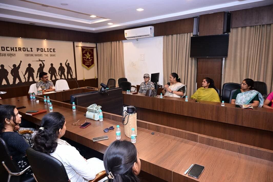 महिला सुरक्षा व सक्षमीकरणासाठी गडचिरोली पोलीस दलाचा पुढाकार!
गडचिरोली पोलीस दलाच्या वतीने पोलीस अधीक्षक श्री. एम. रमेश यांच्या मार्गदर्शनाखाली महिला दक्षता समितीच्या बैठकीचे आयोजन करण्यात आले.
बैठकीत महिला सुरक्षा, कायदेशीर हक्क, छेडछाड व लैंगिक अत्याचाराविरोधातील कायदेशीर तरतुदी, सायबर गुन्ह्यांपासून संरक्षण, सोशल मीडियाचा सुरक्षित वापर, शालेय विद्यार्थिनींची सुरक्षा तसेच ‘ड्रग फ्री कॅम्पस’ संकल्पनेवर सविस्तर चर्चा करण्यात आली.
“घटना घडल्यानंतर कारवाई करण्यापेक्षा घटना घडूच नये यासाठी प्रतिबंधात्मक उपाययोजनांवर भर देणे आवश्यक आहे.” असा संदेश देत पोलीस अधीक्षक श्री. एम. रमेश यांनी महिलांनी आपल्या हक्कांविषयी जागरूक राहण्याचे आवाहन केले.
अडचणीच्या प्रसंगी महिला व नागरिकांना तात्काळ मदतीसाठी डायल 112 या आपत्कालीन सेवेशी संपर्क साधता येईल.
महिलांचा सन्मान • सुरक्षितता • स्वावलंबन
सक्षम महिला… सक्षम कुटुंब… सक्षम समाज!
#GadchiroliPolice #WomenSafety #WomenEmpowerment #MahilaDakshataSamiti #Dial112 CyberSafety MaharashtraPolice
@dgpmaharashtra @mramesh_ips