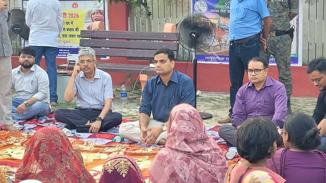 आज दिनांक 22 अगस्त 2026 को फलका प्रखंड के हथवाड़ा पंचायत सरकार भवन में आयोजित संध्या चौपाल में जिला पदाधिकारी कटिहार आशुतोष द्विवेदी के साथ जिला के वरीय पदाधिकारी गण पहुंचे। संध्या पल में जिला पदाधिकारी के द्वारा विभिन्न सरकारी योजनाओं की जानकारी उपस्थित स्थानीय ग्रामीणों को दी गई। ग्रामीणों से उनके शिकायतों के बारे में भी जानकारी ली गई। अंत में टीवी मरीजों को फूड बास्केट का वितरण जिला पदाधिकारी के द्वारा किया गया।
Information & Public Relations Department, Government of Bihar Bihar Health Department @topfans #katihar