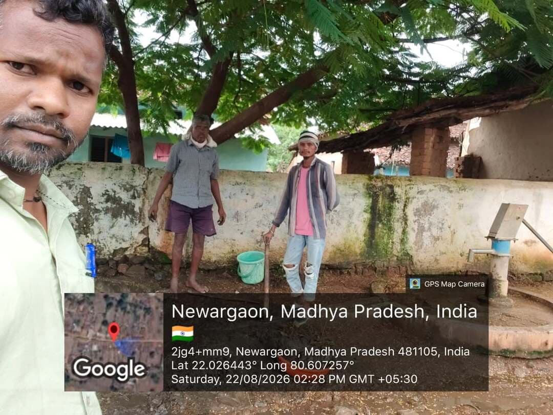 #बालाघाट
जनपद पंचायतों द्वारा 22 अगस्त 2026 को प्रभावित ग्रामों में जल स्त्रोतों के आस-पास सफाई एवं दवा छिडकाव कराया गया तथा गढ्ढे भरे गए एवं सडक मार्ग की सफाई की गई । मुख्य कार्यपालन अधिकारी, जिला पंचायत बालाघाट, श्री अभिषेक सर्राफ (IAS) द्वारा उक्त कार्यों का निरीक्षण एवं समीक्षा की गई । जनपद पंचायत बैहर के 05 ग्रामों में 19 स्थानों पर जल स्त्रोतों के आस-पास सफाई कराई गई । बैहर विकासखण्ड के 01 ग्राम में 01 स्थान पर एवं बिरसा विकासखण्ड के 03 ग्रामों में 04 स्थानों पर नाली सफाई कराई गई । बैहर विकासखण्ड के 02 ग्रामों में 02 स्थानों पर सड़क मार्ग पर सफाई / सुधार किया गया । बैहर विकासखण्ड के 01 ग्राम में 01 स्थान पर तथा बिरसा विकासखण्ड के 14 ग्रामों में 17 स्थानों पर डार्क स्पॉट की सफाई कराई गई ।
#CMMadhyaPradesh #JansamparkMP #WelfareTribal #minphemp #healthminmp #foodsuppliesmp #mp_husbandry