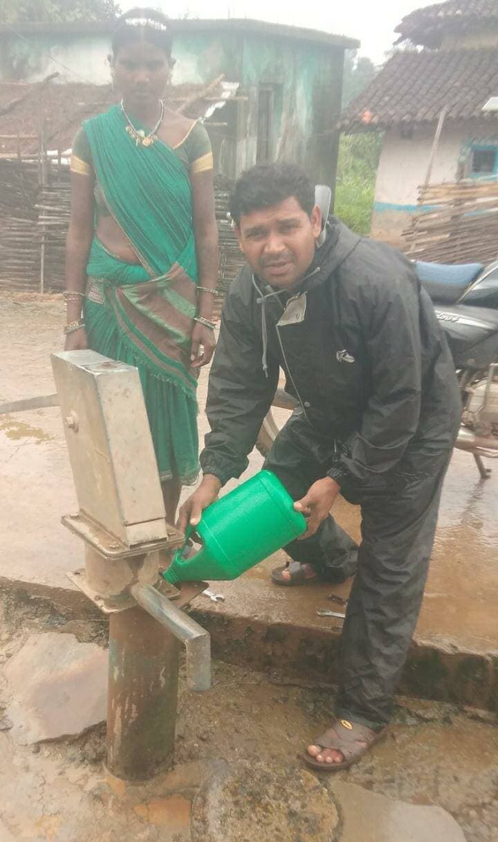 आज दिनांक 22-08-2026 को लोक स्वास्थ्य यांत्रिकी विभाग, बैहर द्वारा प्रभावित ग्रामों में क्लोरीनेशन एवं ब्लीचिंग छिडकाव तथा जल परीक्षण एवं खराब हैण्डपम्प का सुधार कार्य किया गया है । श्री अभिषेक सर्राफ (IAS) मुख्य कार्यपालन अधिकारी, जिला पंचायत, बालाघाट द्वारा प्रभावित ग्रामों में विभाग द्वारा संचालित कार्यों का निरीक्षण किया । जिसके तहत विकासखण्ड बैहर के 03 ग्राम में 06 स्थानों पर एवं विकासखण्ड बिरसा के 01 ग्राम में 04 स्थानों पर ब्लीचिंग का छिडकाव किया गया । इसी प्रकार बैहर वि.खंड के 04 ग्रामों में 26 जल स्त्रोतों का तथा बिरसा वि.खंड के 03 ग्रामों में 22 जल स्त्रोतों का क्लोरिनेशन किया गया । साथ ही वि.खंड बैहर में 04 ग्राम में 26 जल स्त्रोतों एवं विकासखण्ड बिरसा में 01 ग्राम में 02 जल स्रोतों से नमूनों का संग्रहण किया । विकासखण्ड बैहर के 01 ग्राम में 01 एवं बिरसा विकासखण्ड के 01 ग्राम में 02 हैण्डपंप का सुधार किया गया ।
#CMMadhyaPradesh #JansamparkMP #WelfareTribal #minphemp #healthminmp #foodsuppliesmp #mp_husbandry