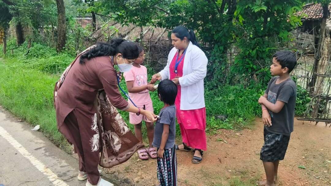 #बालाघाट
बीमारी से प्रभावित ग्रामों में घर-घर स्वास्थ्य सर्वे तेज, 3500 से अधिक लोगों की हुई जांच
बिरसा विकासखंड के ग्राम कोरका, कुडेकसा और बोंदारी में बीमारी फैलने के बाद जिला प्रशासन पूरी तरह सतर्क हो गया है। एहतियात के तौर पर बैहर एवं बिरसा विकासखंड के 40 ग्रामों को चिन्हित कर स्वास्थ्य विभाग द्वारा घर-घर पहुंचकर व्यापक स्वास्थ्य सर्वे अभियान शुरू किया गया है।
कलेक्टर श्री कुमार सत्यम के मार्गदर्शन में स्वास्थ्य विभाग की टीमें चिन्हित गांवों के प्रत्येक घर में पहुंचकर परिवार के सदस्यों के स्वास्थ्य की जानकारी ले रही हैं और बीमार बच्चों एवं अन्य व्यक्तियों की पहचान कर रही हैं। सर्वे के दौरान किसी व्यक्ति या बच्चे के बीमार पाए जाने पर तत्काल उसकी स्वास्थ्य जांच की जा रही है। आवश्यकता पड़ने पर बेहतर उपचार के लिए उन्हें अस्पताल में भर्ती भी कराया जा रहा है। अब तक इस अभियान के तहत 3500 से अधिक लोगों का स्वास्थ्य सर्वे किया जा चुका है।
स्वास्थ्य सर्वे के साथ ही चिन्हित सभी ग्रामों में बीमारी की रोकथाम और स्वच्छता व्यवस्था को लेकर विशेष अभियान चलाया जा रहा है। मलेरिया नियंत्रण के लिए दवाओं का छिड़काव किया जा रहा है, वहीं फॉगिंग मशीनों के माध्यम से धुआं भी कराया जा रहा है। इसके अलावा गांवों में हैंडपंपों एवं अन्य जल स्रोतों की सफाई कर उनका क्लोरीनेशन किया जा रहा है, ताकि लोगों को स्वच्छ और सुरक्षित पेयजल उपलब्ध हो सके।
महिला एवं बाल विकास विभाग द्वारा आंगनवाड़ी केंद्रों में बच्चों को नियमित रूप से पोषण आहार उपलब्ध कराया जा रहा है। वहीं शासकीय स्कूलों में मध्यान्ह भोजन की विशेष निगरानी की जा रही है और यह सुनिश्चित किया जा रहा है कि विद्यार्थियों को गुणवत्तापूर्ण एवं पौष्टिक भोजन मिले।
छात्रावासों में भी बच्चों के भोजन और स्वास्थ्य पर विशेष ध्यान दिया जा रहा है। शाला एवं छात्रावास परिसरों में स्वच्छता को लेकर विशेष अभियान चलाया जा रहा है। बच्चों को व्यक्तिगत स्वच्छता अपनाने के साथ ही अपने माता-पिता और परिजनों को भी साफ-सफाई एवं स्वास्थ्य के प्रति जागरूक करने के लिए प्रेरित किया जा रहा है। जिला प्रशासन का यह संयुक्त अभियान प्रभावित और आसपास के क्षेत्रों में बीमारी की रोकथाम, समय पर उपचार तथा लोगों को स्वस्थ एवं सुरक्षित रखने के उद्देश्य से लगातार जारी है।
#CMMadhyaPradesh #JansamparkMP #WelfareTribal #minphemp #healthminmp #foodsuppliesmp #mp_husbandry