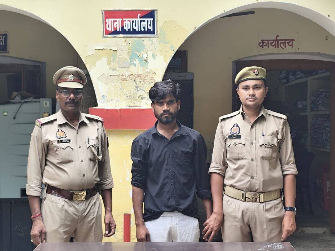 शाहजहांपुर: थाना कटरा पुलिस ने एक मादक पदार्थ तस्कर को गिरफ्तार किया है। पुलिस ने बदायूं जिले के बिसौली थाना क्षेत्र के रहने वाले आकाश को गिरफ्तार किया है। जिसके पास से 430 ग्राम अफीम, मोबाइल और तस्करी में इस्तेमाल की जा रही कार बरामद हुई है।