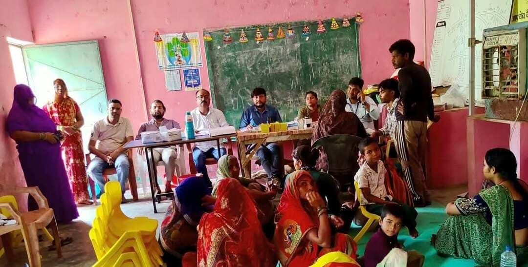 इंटीग्रेटेड हेल्थ कैंप में जन सामान्य सहित उच्च जोखिम समूहों की स्वास्थ्य जांचें की गई
मुख्य चिकित्सा एवं स्वास्थ्य अधिकारी मुरैना के निर्देशन में स्वास्थ्य विभाग की टीम द्वारा ग्राम पंचायत मुंगावली में इंटीग्रेटेड हेल्थ कैंप का आयोजन आंगनबाड़ी केन्द्र क्रमांक 111 पर किया गया।
टीम में आईसीटीसी सिविल हॉस्पिटल के परामर्शदाता श्री संदीप सेंगर एवं एसटीएस मोहम्मद उवैस कुरैशी, जिला चिकित्सालय मुरैना एस टी आई परामर्शदाता अतुल राठौर, सीएचओ आयुष्मान आरोग्य मंदिर मुंगावली जितेंद्र बांदिल, ओ आर डब्ल्यू टी आई परियोजना शिवम चौहान सामिल थे।
शिविर के दौरान परामर्शदाता संदीप सेंगर द्वारा एचआईवी एड्स, टीबी सहित अन्य बीमारियों के प्रति शिविर में उपस्थित जन सामान्य को जागरूक करते हुए एचआईवी की स्क्रीनिंग की गई एवं एचआईवी एड्स से संबंधित उपस्थित लोगों को परामर्श दिया गया। एसटीआई काउंसिल अतुल राठौर द्वारा सिफलस की स्क्रीनिंग करते हुए संबंधित लोग को उचित परामर्श देते हुए बीमारी के निदान हेतु दवाइयां वितरित गई। इस अवसर पर सीएचओ जितेंद्र बांदिल द्वारा शिविर में उपस्थित सभी लोगों का हेल्थ चेकअप कर उनकी बीपी, शुगर, मलेरिया, हेपेटाइटिस, बी की जांच की गई एवं बीमारी अनुसार मौके पर ही दवाइयां वितरित की गई। हेल्थ कैंप के माध्यम से ग्राम मुंगावली के लगभग 65 लोगों का बीपी, शुगर, हीमोग्लोबिन, मलेरिया, एचआईवी, आर टी आई, एस टी आई, हेपेटाइटिस बी आदि रोगों की जांच एवं स्क्रीनिंग की गई। शिविर में बड़ी संख्या में गर्भवती धात्री माताएं किशोरी बालिकाएं एवं अन्य महिला पुरुष मौजूद थे।
#morena2026 #Morena #JansamparkMP