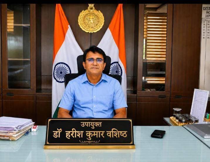 सौर ऊर्जा भविष्य की जरूरत है और प्रधानमंत्री सूर्य घर योजना इस दिशा में आम परिवारों को सीधे जोड़ने का प्रभावी माध्यम= उपायुक्त डॉ हरीश कुमार वशिष्ठ
ज़िले में प्रधानमंत्री सूर्य घर योजना ने पकड़ी रफ्तार, 7,586 आवेदन जारी
19 अगस्त तक 4,752 आवेदनों को मिली स्वीकृति, 543 आवेदन जुलाई और 239 अगस्त में जारी
पीएम सूर्य घर योजना से उपभोक्ताओं को राहत, बिजली बिल घटाने के साथ आत्मनिर्भरता की ओर कदम
जिले में 9,801 के लक्ष्य के मुकाबले 7,586 आवेदन, 4,752 हुए जारी
पानीपत, 22 अगस्त। प्रधानमंत्री सूर्य घर: मुफ्त बिजली योजना को जिले में प्रभावी ढंग से लागू करने के लिए प्रशासन एवं बिजली विभाग द्वारा लगातार प्रयास किए जा रहे हैं। योजना के तहत जिले में निर्धारित लक्ष्य के मुकाबले बड़ी संख्या में आवेदन प्राप्त हुए हैं और हजारों आवेदनों को जारी किया जा चुका है।
उपायुक्त डॉ हरीश कुमार वशिष्ठ ने बताया कि प्रशासन का जोर अधिक से अधिक पात्र परिवारों को योजना का लाभ पहुंचाने तथा घरों की छतों पर सौर ऊर्जा संयंत्र स्थापित कर बिजली की बचत को बढ़ावा देने पर है।
विदित रहे कि 19 अगस्त तक उपलब्ध आंकड़ों के अनुसार जिले में योजना के तहत 9,801 के लक्ष्य के मुकाबले 7,586 आवेदन प्राप्त हुए हैं, जिनमें से 4,752 आवेदन जारी किए जा चुके हैं। कुल लक्ष्य की तुलना में आवेदन प्राप्ति का प्रतिशत 77.40 प्रतिशत, जबकि जारी आवेदनों का प्रतिशत 48.48 प्रतिशत रहा है। जुलाई 2026 में 543 तथा अगस्त माह में 239 आवेदन जारी किए गए। 18 अगस्त को भी 11 आवेदन जारी किए गए।
उपायुक्त डॉ. हरीश कुमार वशिष्ठ ने जानकारी देते हुए बताया कि प्रधानमंत्री सूर्य घर योजना सरकार की महत्वपूर्ण जनकल्याणकारी योजना है । इसका सीधा लाभ आम परिवारों को मिलना चाहिए। उन्होंने कहा कि सौर ऊर्जा को अपनाना केवल बिजली की बचत का माध्यम नहीं, बल्कि ऊर्जा के क्षेत्र में आत्मनिर्भरता की दिशा में महत्वपूर्ण कदम है।
उपायुक्त डॉ हरीश ने कहा कि प्रशासन का प्रयास है कि पात्र परिवारों को योजना की जानकारी, आवेदन प्रक्रिया और मिलने वाले लाभों के संबंध में किसी प्रकार की परेशानी न हो।
उपायुक्त ने अधिकारियों को निर्देश दिए कि योजना के लंबित आवेदनों का समयबद्ध तरीके से निपटारा किया जाए और पात्र लाभार्थियों तक योजना का लाभ पहुंचाने के लिए व्यापक स्तर पर जागरूकता गतिविधियां चलाई जाएं।
उपायुक्त ने कहा कि हर घर की छत पर सौर ऊर्जा संयंत्र लगाने का उद्देश्य बिजली की जरूरत को स्थानीय स्तर पर पूरा करना और परिवारों के बिजली खर्च को कम करना है। उन्होंने बिजली विभाग के अधिकारियों को भी योजना की प्रगति की नियमित समीक्षा करने तथा लक्ष्य को गति के साथ पूरा करने के निर्देश दिए।
ध्यान दे कि
सब अर्बन डिवीजन में 3,428 के लक्ष्य के मुकाबले 3,073 आवेदन प्राप्त हुए हैं, जो लक्ष्य का 89.64 प्रतिशत है। यहां 1,886 आवेदन जारी किए जा चुके हैं।
वहीं समालखा डिवीजन में 3,324 के लक्ष्य के मुकाबले 2,920 आवेदन प्राप्त हुए हैं और 1,786 आवेदन जारी किए जा चुके हैं। समालखा डिवीजन में आवेदन प्राप्ति का प्रतिशत 87.85 प्रतिशत रहा।
सब-डिवीजन स्तर पर बिहौली में 546 के लक्ष्य के मुकाबले 782 आवेदन प्राप्त हुए हैं, जो लक्ष्य का 143.22 प्रतिशत है। इनमें 465 आवेदन जारी किए जा चुके हैं।
इसी प्रकार सब अर्बन में 937 के लक्ष्य के मुकाबले 1,055 आवेदन प्राप्त हुए हैं, जबकि 693 आवेदन जारी किए गए हैं।
इसराना में 1,076 के लक्ष्य के मुकाबले 1,029 आवेदन और 644 जारी आवेदन दर्ज किए गए हैं।
बिजली विभाग के कार्यकारी अभियंता आदित्य कुंडू ने बताया कि प्रधानमंत्री सूर्य घर योजना को लेकर विभागीय स्तर पर पात्र उपभोक्ताओं को लगातार जागरूक किया जा रहा है।
उन्होंने बताया कि विभाग का प्रयास है कि प्राप्त आवेदनों की प्रक्रिया को निर्धारित समय में पूरा किया जाए और लाभार्थियों को योजना का लाभ लेने में किसी तरह की कठिनाई न आए। उन्होंने उपभोक्ताओं से योजना की जानकारी प्राप्त कर पात्र होने पर आवेदन करने की अपील की।
उपायुक्त डॉ. वशिष्ठ ने कहा कि सौर ऊर्जा भविष्य की जरूरत है और प्रधानमंत्री सूर्य घर योजना इस दिशा में आम परिवारों को सीधे जोड़ने का प्रभावी माध्यम है। उन्होंने कहा कि जिले में योजना को केवल सरकारी लक्ष्य के रूप में नहीं, बल्कि स्वच्छ ऊर्जा, कम बिजली खर्च और आत्मनिर्भर परिवारों के अभियान के रूप में आगे बढ़ाया जाएगा।