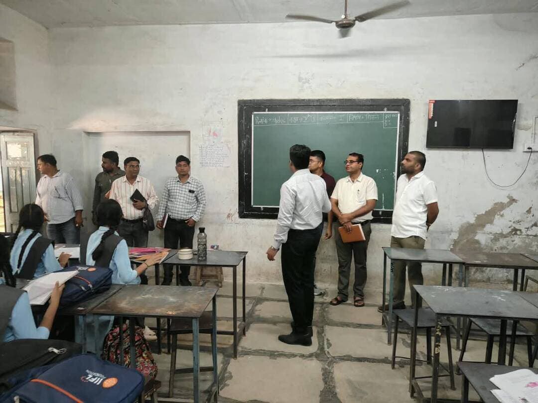 नगर निकाय चुनाव 2026 : जिला निर्वाचन अधिकारी ने मतदान केंद्रों का किया निरीक्षण
सलूंबर, 22 अगस्त। नगरीय निकाय आम चुनाव-2026 को स्वतंत्र, निष्पक्ष, पारदर्शी एवं शांतिपूर्ण ढंग से संपन्न कराने के लिए जिला प्रशासन द्वारा मतदान केंद्रों पर व्यवस्थाओं को अंतिम रूप दिया जा रहा है। इसी क्रम में जिला निर्वाचन अधिकारी एवं जिला कलेक्टर मुहम्मद जुनेद पी पी ने शनिवार प्रातः 10 बजे सलूंबर शहर के मतदान केंद्र संख्या 18, 19 एवं 20 का निरीक्षण किया। उन्होंने मतदान केंद्रों पर उपलब्ध व्यवस्थाओं का बारीकी से जायजा लेते हुए संबंधित अधिकारियों को आवश्यक दिशा-निर्देश दिए।
निरीक्षण के दौरान जिला निर्वाचन अधिकारी ने मतदान केंद्रों की स्थिति, परिसर में उपलब्ध मूलभूत सुविधाओं तथा मतदान प्रक्रिया के दौरान मतदाताओं एवं मतदान दलों को उपलब्ध कराई जाने वाली सुविधाओं के संबंध में जानकारी ली। उन्होंने संबंधित अधिकारियों को निर्देश दिए कि मतदान केंद्रों पर आवश्यक व्यवस्थाएं समयबद्ध रूप से सुनिश्चित की जाएं, ताकि मतदान दिवस पर किसी भी मतदाता को असुविधा का सामना नहीं करना पड़े।
उन्होंने मतदान केंद्रों पर साफ-सफाई, पेयजल, विद्युत व्यवस्था, प्रवेश एवं निकास की समुचित व्यवस्था सहित अन्य आवश्यक सुविधाओं का विशेष ध्यान रखने के निर्देश दिए। साथ ही मतदान केंद्रों तक मतदाताओं की सुगम पहुंच एवं व्यवस्थित मतदान प्रक्रिया सुनिश्चित करने पर भी जोर दिया।
जिला निर्वाचन अधिकारी ने मौके पर मौजूद अधिकारियों से मतदान केंद्रों से संबंधित तैयारियों की जानकारी लेते हुए कहा कि निर्वाचन कार्य में किसी भी स्तर पर लापरवाही नहीं होनी चाहिए। सभी संबंधित अधिकारी एवं कार्मिक अपने दायित्वों का गंभीरता एवं जिम्मेदारी के साथ निर्वहन करें तथा निर्वाचन आयोग के दिशा-निर्देशों की अक्षरशः पालना सुनिश्चित करें।
इस दौरान उपखंड अधिकारी सलूंबर, तहसीलदार सलूंबर, आयुक्त नगर परिषद सलूंबर एवं संबंधित मतदान केंद्रों के सेक्टर अधिकारी उपस्थित रहे। जिला निर्वाचन अधिकारी ने अधिकारियों के साथ मतदान केंद्रों की व्यवस्थाओं का अवलोकन करते हुए आवश्यक सुधार एवं व्यवस्थाओं को लेकर मौके पर ही दिशा-निर्देश प्रदान किए।
*विद्यालय के विद्यार्थियों से हुए रूबरू*
निरीक्षण के दौरान जिला निर्वाचन अधिकारी मुहम्मद जुनेद पी पी ने मतदान केंद्र परिसर स्थित विद्यालय का भी निरीक्षण किया। उन्होंने विद्यालय के विद्यार्थियों से सहज संवाद करते हुए उनकी पढ़ाई, विद्यालय में उपलब्ध सुविधाओं तथा शैक्षणिक गतिविधियों के बारे में जानकारी ली। विद्यार्थियों से बातचीत के दौरान उन्होंने उनकी पढ़ाई एवं भविष्य के लक्ष्यों के संबंध में भी जानकारी प्राप्त की।
उन्होंने विद्यालय स्टाफ से विद्यालय में संचालित शैक्षणिक गतिविधियों, विद्यार्थियों की उपस्थिति, उपलब्ध संसाधनों एवं अन्य व्यवस्थाओं के संबंध में जानकारी ली। जिला निर्वाचन अधिकारी ने विद्यालय स्टाफ को विद्यार्थियों को गुणवत्तापूर्ण शिक्षा उपलब्ध कराने के साथ-साथ विद्यालय परिसर में स्वच्छता एवं अनुशासन बनाए रखने के आवश्यक निर्देश दिए।
जिला निर्वाचन अधिकारी ने कहा कि निर्वाचन कार्य के लिए चिन्हित विद्यालयों में मतदान से संबंधित व्यवस्थाओं के साथ-साथ विद्यार्थियों की नियमित शैक्षणिक गतिविधियां भी व्यवस्थित रूप से संचालित होती रहें, यह सुनिश्चित किया जाए। उन्होंने संबंधित अधिकारियों एवं विद्यालय स्टाफ को आपसी समन्वय के साथ कार्य करने के निर्देश दिए।
जिला निर्वाचन अधिकारी के निरीक्षण के दौरान अधिकारियों ने मतदान केंद्रों की तैयारियों से संबंधित विभिन्न बिंदुओं की जानकारी साझा की। जिला प्रशासन द्वारा नगरीय निकाय आम चुनाव को लेकर मतदान केंद्रों पर आवश्यक व्यवस्थाओं की लगातार समीक्षा की जा रही है, ताकि चुनाव प्रक्रिया सुरक्षित, सुगम एवं व्यवस्थित वातावरण में संपन्न हो सके।