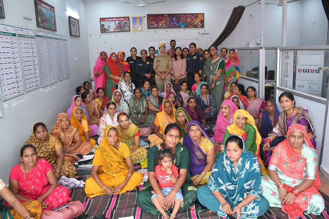 सखी परियोजना के तहत महिला सुरक्षा एवं जागरूकता सत्र का आयोजन
महिलाओं को कानूनी अधिकारों, हेल्पलाइन नंबर एवं पुलिस सेवाओं की दी जानकारी
चित्तौड़गढ़, 22 अगस्त 2026। हिंदुस्तान जिंक के सहयोग से संचालित सखी परियोजना के अंतर्गत मंजरी फाउंडेशन द्वारा आज चित्तौड़गढ़ में सखी संगम समिति के फेडरेशन की बैठक के दौरान चित्तौड़गढ़ पुलिस द्वारा महिला सुरक्षा एवं जागरूकता सत्र का आयोजन किया गया। कार्यक्रम में सखी परियोजना से जुड़ी करीब 60 महिलाओं ने भाग लिया।
कार्यक्रम के दौरान महिला थानाधिकारी रेनू एवं कालिका पेट्रोलिंग टीम द्वारा महिलाओं को महिला सुरक्षा, उनके कानूनी अधिकारों, महिला सुरक्षा से संबंधित हेल्पलाइन नंबरों एवं विभिन्न सामाजिक मुद्दों के संबंध में महत्वपूर्ण जानकारी प्रदान की गई। पुलिस टीम द्वारा महिलाओं को किसी भी प्रकार की समस्या अथवा आपात स्थिति में पुलिस से सहायता प्राप्त करने के तरीकों के बारे में भी अवगत कराया गया।
*महिलाओं को RajCop Citizen App का दिया प्रशिक्षण*
सत्र के दौरान महिलाओं ने उत्साहपूर्वक सहभागिता करते हुए महिला सुरक्षा से जुड़े विभिन्न विषयों पर सवाल पूछे। पुलिस टीम द्वारा महिलाओं के सवालों का समाधान करते हुए आवश्यक कानूनी एवं पुलिस सहायता संबंधी जानकारी दी गई।
पुलिस टीम द्वारा महिलाओं के मोबाइल फोन में RajCop Citizen App इंस्टॉल करवाया गया तथा ऐप के विभिन्न उपयोगी फीचर्स का डेमो एवं प्रशिक्षण दिया गया। महिलाओं को बताया गया कि आवश्यकता के समय पुलिस की विभिन्न सेवाओं एवं सुविधाओं का उपयोग किस प्रकार किया जा सकता है।
*कालिका पेट्रोलिंग यूनिट ने दी सुरक्षा संबंधी जानकारी*
कालिका पेट्रोलिंग यूनिट द्वारा भी महिलाओं को महिला सुरक्षा एवं पुलिस सहायता से संबंधित महत्वपूर्ण जानकारी दी गई। टीम द्वारा महिलाओं को अपने आसपास होने वाली संदिग्ध अथवा असामाजिक गतिविधियों की सूचना पुलिस को देने तथा किसी भी प्रकार की समस्या होने पर तत्काल पुलिस सहायता लेने के लिए जागरूक किया गया।
कार्यक्रम का मुख्य उद्देश्य महिलाओं को उनके कानूनी अधिकारों, सुरक्षा उपायों, हेल्पलाइन नंबरों एवं उपलब्ध पुलिस सेवाओं के प्रति जागरूक करना तथा आवश्यकता के समय पुलिस से सहायता प्राप्त करने के लिए उन्हें सक्षम बनाना रहा।