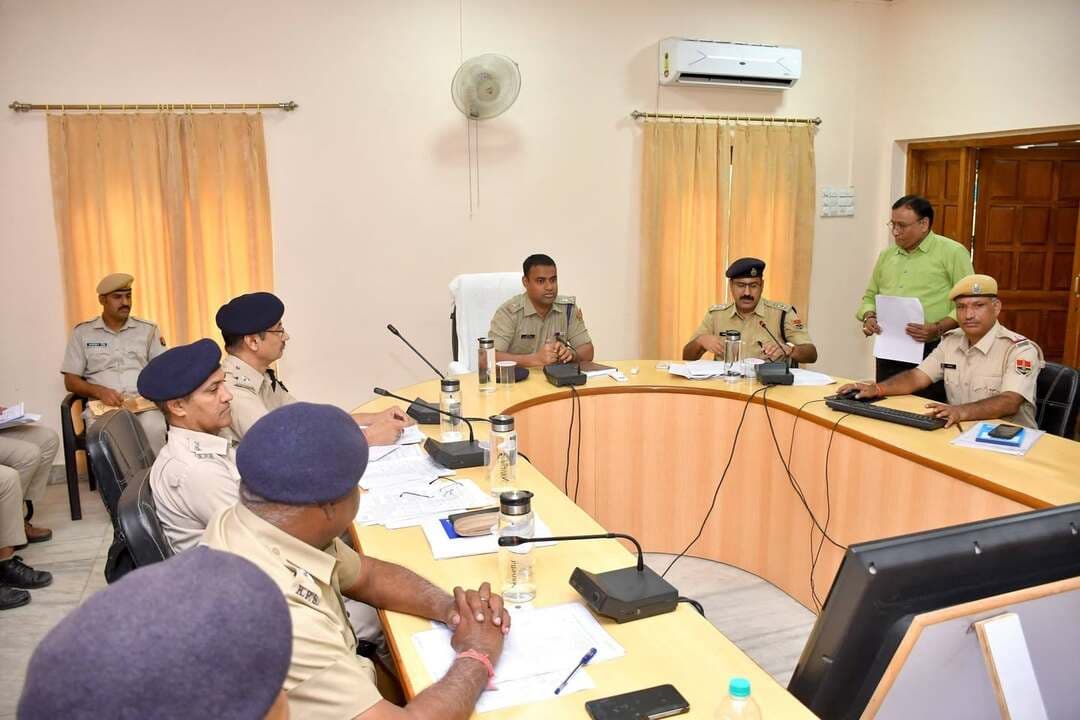 आगामी त्यौहारों एवं चुनाव के मद्देनजर जिला पुलिस अधीक्षक धर्मेन्द्र सिंह ने ली क्राइम मीटिंग
*जिले के समस्त पुलिस अधिकारियों को कानून-व्यवस्था, अपराध नियंत्रण एवं सुरक्षा व्यवस्था को लेकर दिए आवश्यक दिशा-निर्देश*
चित्तौड़गढ़, 22 अगस्त 2026। आगामी त्यौहारों एवं चुनाव को देखते हुए जिला पुलिस अधीक्षक श्री धर्मेन्द्र सिंह द्वारा शनिवार को पुलिस लाइन स्थित अन्वेषण भवन में जिले के समस्त पुलिस अधिकारियों की क्राइम मीटिंग आयोजित की गई। बैठक में जिले में कानून-व्यवस्था की स्थिति, अपराध नियंत्रण, आगामी त्यौहारों एवं चुनाव के दौरान पुलिस व्यवस्थाओं सहित विभिन्न महत्वपूर्ण बिंदुओं पर विस्तार से चर्चा की गई।
जिला पुलिस अधीक्षक श्री धर्मेन्द्र सिंह ने सभी अधिकारियों से जिले की वर्तमान कानून-व्यवस्था एवं अपराध की स्थिति की जानकारी लेते हुए लंबित प्रकरणों की समीक्षा की। उन्होंने गंभीर एवं संवेदनशील प्रकरणों में त्वरित एवं प्रभावी कार्रवाई करने, वांछित अपराधियों की धरपकड़ करने तथा अपराधों की रोकथाम के लिए प्रभावी पुलिसिंग सुनिश्चित करने के निर्देश दिए।
आगामी त्यौहारों के मद्देनजर पुलिस अधिकारियों को अपने-अपने थाना क्षेत्रों में विशेष सतर्कता बरतने, संवेदनशील एवं अतिसंवेदनशील क्षेत्रों में लगातार निगरानी रखने, प्रमुख धार्मिक स्थलों, बाजारों एवं सार्वजनिक स्थानों पर आवश्यक पुलिस जाप्ता तैनात करने तथा आमजन की सुरक्षा एवं सुविधा का विशेष ध्यान रखने के निर्देश दिए गए।
चुनाव के मद्देनजर जिला पुलिस अधीक्षक ने अधिकारियों को आवश्यक सुरक्षा एवं कानून-व्यवस्था संबंधी तैयारियां समय पर पूर्ण करने, संवेदनशील क्षेत्रों में नियमित गश्त एवं निगरानी बढ़ाने तथा असामाजिक एवं आपराधिक तत्वों के विरुद्ध निरोधात्मक एवं प्रभावी कार्रवाई करने के निर्देश दिए। उन्होंने कहा कि जिले में शांति एवं कानून-व्यवस्था बनाए रखना पुलिस की सर्वोच्च प्राथमिकता है तथा किसी भी प्रकार की अव्यवस्था उत्पन्न करने वाले तत्वों के विरुद्ध सख्ती से कार्रवाई की जाए।
बैठक में सोशल मीडिया पर भी सतत निगरानी रखने तथा भ्रामक, अफवाहजनक अथवा कानून-व्यवस्था प्रभावित करने वाली गतिविधियों पर तत्काल संज्ञान लेकर नियमानुसार कार्रवाई करने के निर्देश दिए गए। साथ ही आमजन से बेहतर समन्वय एवं संवाद स्थापित कर पुलिस के प्रति विश्वास को और मजबूत करने पर भी जोर दिया गया।
*पुलिस अधीक्षक एवं पुलिस अधिकारियों ने जवानों के मेस में किया भोजन*
क्राइम मीटिंग के पश्चात जिला पुलिस अधीक्षक श्री धर्मेन्द्र सिंह एवं उपस्थित पुलिस अधिकारियों ने पुलिस लाइन स्थित जवानों के मेस में भोजन किया। इस दौरान पुलिस अधीक्षक ने मेस की व्यवस्थाओं का जायजा लिया तथा भोजन की गुणवत्ता एवं व्यवस्थाओं की जानकारी ली।
पुलिस अधीक्षक ने कहा कि पुलिस बल की कार्यक्षमता और मनोबल बनाए रखने में आपसी समन्वय एवं टीम भावना की महत्वपूर्ण भूमिका है। उन्होंने सभी जवानों को पूरी निष्ठा, अनुशासन एवं समर्पण के साथ अपने कर्तव्यों का निर्वहन करने तथा आगामी त्यौहारों एवं चुनाव के दौरान पूरी मुस्तैदी एवं सतर्कता के साथ ड्यूटी करने के निर्देश दिए।
क्राइम मीटिंग में अतिरिक्त पुलिस अधीक्षक मुख्यालय गजेन्द्र सिंह जोधा, अतिरिक्त पुलिस अधीक्षक त्वरित अनुसंधान सेल अशोक मीणा, अतिरिक्त पुलिस अधीक्षक सीकाउ सुगनचंद पंवार, अतिरिक्त पुलिस अधीक्षक रावतभाटा गोपाल सिंह कानावत सहित जिले के सभी पुलिस उप अधीक्षक एवं थाना अधिकारी उपस्थित रहे।