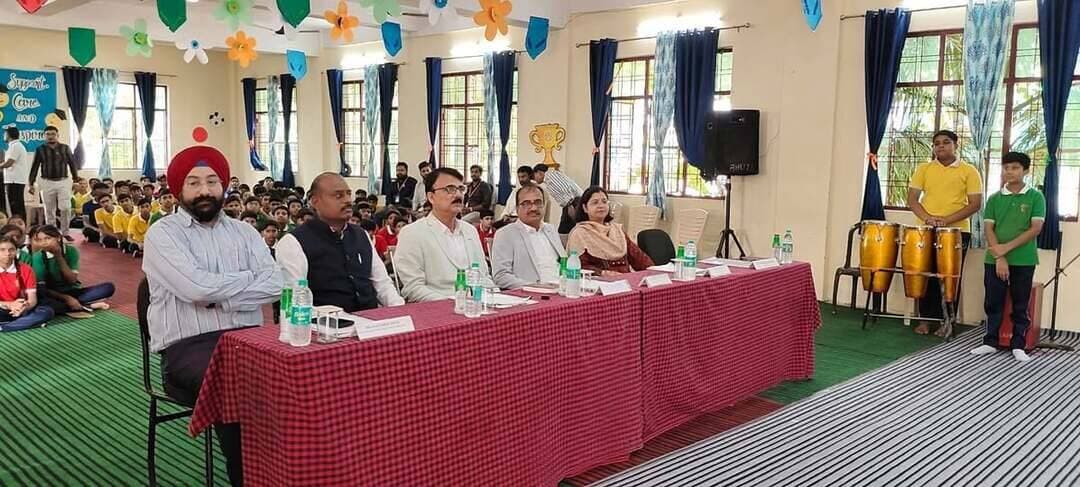 लिटिल फ्लावर विद्यालय में विधिक साक्षरता एवं जागरूकता शिविर आयोजित
प्रधान जिला एवं सत्र न्यायाधीश श्री विजय चंद्र की अध्यक्षता में आज लिटिल फ्लावर विद्यालय में विधिक साक्षरता एवं जागरूकता शिविर आयोजित किया गया।
शिविर में छात्र-छात्राओं को कानून एवं संविधान की जानकारी, मोबाइल के अत्यधिक उपयोग से होने वाले दुष्प्रभाव, नशे से दूर रहने, कड़ी मेहनत एवं निरंतर प्रयास के महत्व तथा भारतीय होने पर गर्व जैसे महत्वपूर्ण विषयों के प्रति जागरूक किया गया।
इस अवसर पर जिला न्यायाधीश श्री ओमप्रकाश रघुवंशी, मुख्य न्यायिक मजिस्ट्रेट श्री सतीश वसुनिया, सचिव जिला विधिक सेवा प्राधिकरण सुश्री निधि पिंटो सहित विद्यालय के शिक्षक एवं छात्र-छात्राएं उपस्थित रहे।
#datia #CMMadhyaPradesh #दतिया #JansamparkMP #MadhyaPradesh #JansamparkDatia