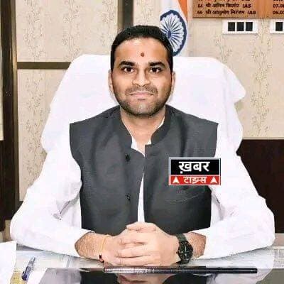 माता-पिता और भाई की मौत के बाद बेसहारा पांच बहनों तक पहुंची प्रशासन की टीम
<nis:link nis:type=tag nis:id=देवरिया। nis:value=देवरिया। nis:enabled=true nis:link/> भागलपुर विकासखंड के इशारु गांव में माता-पिता और भाई की मौत के बाद कठिन परिस्थितियों में जीवनयापन कर रही पांच बहनों की मदद के लिए प्रशासन आगे आया है। जिलाधिकारी मधुसूदन हुल्गी के निर्देश पर जिला प्रोबेशन अधिकारी, महिला एवं बाल कल्याण समिति, वन स्टॉप सेंटर और चाइल्ड हेल्पलाइन की टीम ने गांव पहुंचकर परिवार की स्थिति की जानकारी ली।
जानकारी के अनुसार परिवार में चार नाबालिग और एक बालिग बालिका है। पिता की करीब पांच वर्ष पहले बीमारी से मौत हो गई थी, जबकि भाई की करीब तीन वर्ष पहले मृत्यु हो चुकी है। परिवार की एकमात्र सहारा मां थीं, जिनकी करीब 10 दिन पहले मौत हो गई। इसके बाद पांचों बहनें बेसहारा हो गईं।
बालिकाओं में पुष्पा (21) कक्षा 10, दुर्गा (16) कक्षा 8, देववंती (14) कक्षा 8, आशु (12) कक्षा 8 और राधिका (10) कक्षा 6 में पढ़ रही हैं।
प्रशासनिक टीम ने बालिकाओं की काउंसलिंग कर उनकी पारिवारिक और आर्थिक स्थिति की जानकारी ली। उनकी पढ़ाई जारी रखने के लिए पात्र नाबालिग बालिकाओं का कस्तूरबा गांधी आवासीय विद्यालय में नामांकन कराने का प्रस्ताव भी रखा गया।
प्रशासन की ओर से दो योजनाओं से तत्काल लाभ दिलाने की प्रक्रिया शुरू की गई है। दो बालिकाओं को मुख्यमंत्री बाल सेवा योजना (सामान्य) से जोड़ने के साथ सभी बालिकाओं के आयुष्मान कार्ड बनवाने और परिवार को पारिवारिक लाभ योजना से जोड़ने की कार्रवाई की गई है। शेष पात्र बालिकाओं को भी अन्य सरकारी योजनाओं का लाभ दिलाने की प्रक्रिया जारी है।
अधिकारियों ने बालिकाओं को शिक्षा, सुरक्षा और संरक्षण का भरोसा दिलाते हुए कहा कि उनकी पात्रता के अनुसार शासन की योजनाओं का लाभ दिलाया जाएगा। मामले की लगातार निगरानी करते हुए बालिकाओं की शिक्षा, सुरक्षा, संरक्षण और पुनर्वास को प्राथमिकता दी जाएगी।
<nis:link nis:type=tag nis:id=deorianews nis:value=deorianews nis:enabled=true nis:link/>