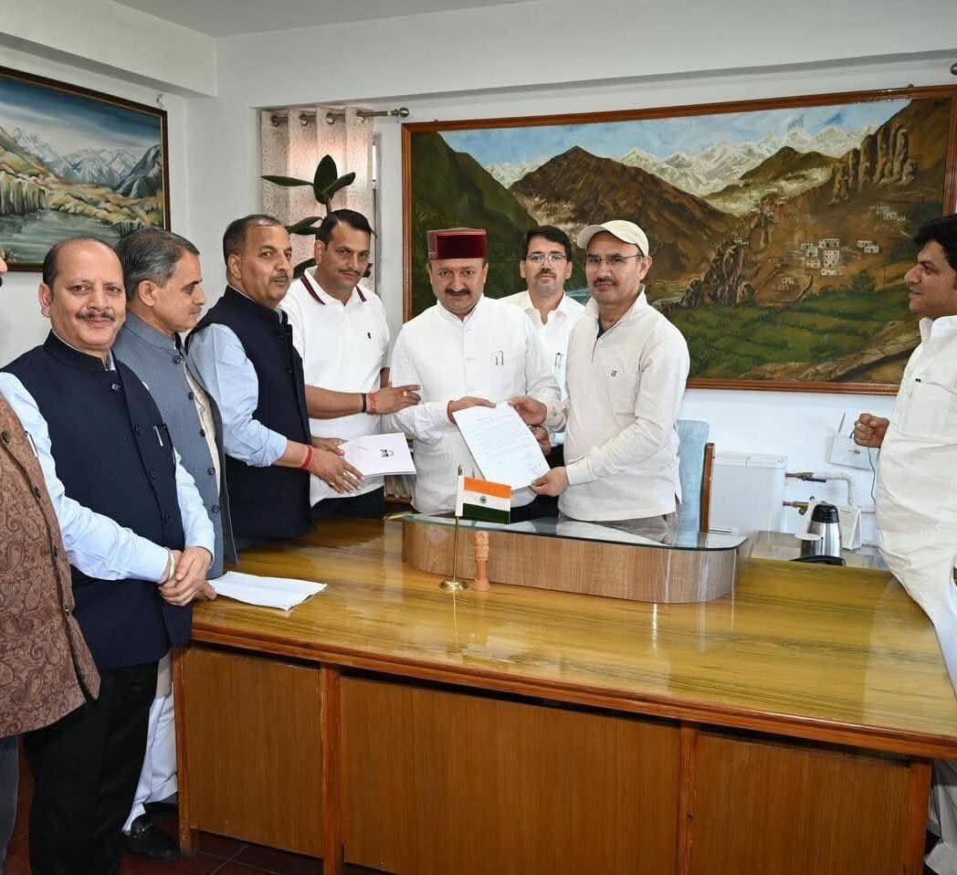 विधानसभा में सचिव विधानसभा को राष्ट्रगान के समय का वीडियो क्लिप रिकॉर्डिंग की माँग को लेकर पत्र सौंपता भाजपा विधायक दल