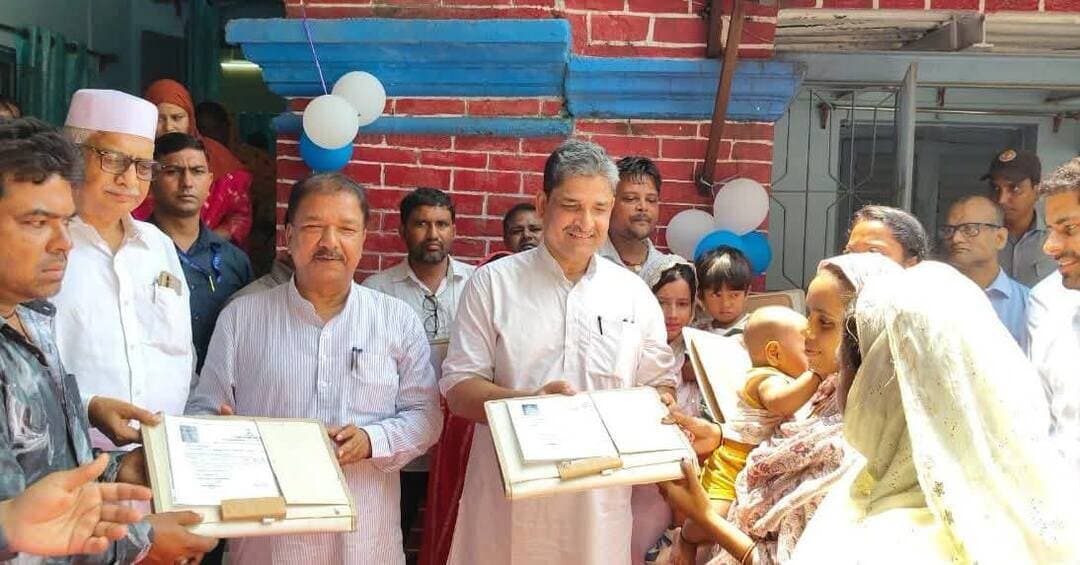 वंचितों को मिला संबल, आत्मनिर्भरता की नई राह
किशनगंज में आयोजित दिशा बैठक से माननीय मंत्री डॉ. दिलीप कुमार जायसवाल जी,माननीय सांसद डॉ. मो. जावेद आज़ाद जी एवं माननीय विधायक कमरुल होदा जी द्वारा 8 दिव्यांगजनों को बैटरी चालित ट्राईसाइकिल, घरेलू हिंसा से पीड़ित 20 महिलाओं को ₹2 लाख की आर्थिक सहायता तथा 5 भूमिहीन परिवारों को वासभूमि पर्चा प्रदान किया गया।
यह पहल समाज के अंतिम पायदान पर खड़े लोगों को सम्मान, सुरक्षा और आत्मनिर्भरता प्रदान करने की दिशा में महत्वपूर्ण कदम है।
सरकार की योजनाओं का लाभ जरूरतमंदों तक पहुँचाना ही सच्चे विकास की पहचान है।