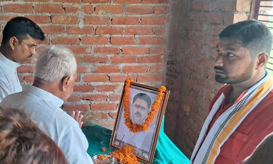 मधुबन विधानसभा के रसूलपुर में स्वर्गीय दीपक कुमार पाण्डेय के निधन पर श्रद्धांजलि सभा का आयोजन हुआ। स्व० दीपक कुमार पांडेय एक समाजसेवी थे और पेसे से अध्यापक थे जिन्होंने कम उम्र में एक अलग पहचान बनाए। कार्यक्रम के संयोजक श्री अर्पित कुमार उपाध्याय श्रद्धांजलि सभा में अभिभावक आदरणीय रामजी उपाध्याय पूर्व विधायक उमेश चंद पांडेय प्रतिनिधि शिव प्रसाद उपाध्यक्ष ब्लॉक प्रमुख प्रतिनिधि अध्याय शंकर मिश्रा जी संतोष उपाध्याय सतीश पांडेय विपिन दुबे श्रीकांत पांडेय अमरनाथ दुबे प्रेमभूषण पांडेय सभासद अमरीश पांडेय ज्ञानी शुक्ला चंदन उपाध्याय अद्भुत त्रिपाठी संतोष पांडेय चन्द्रकिशोर पांडेय समेत अन्य लोग शामिल रहे।