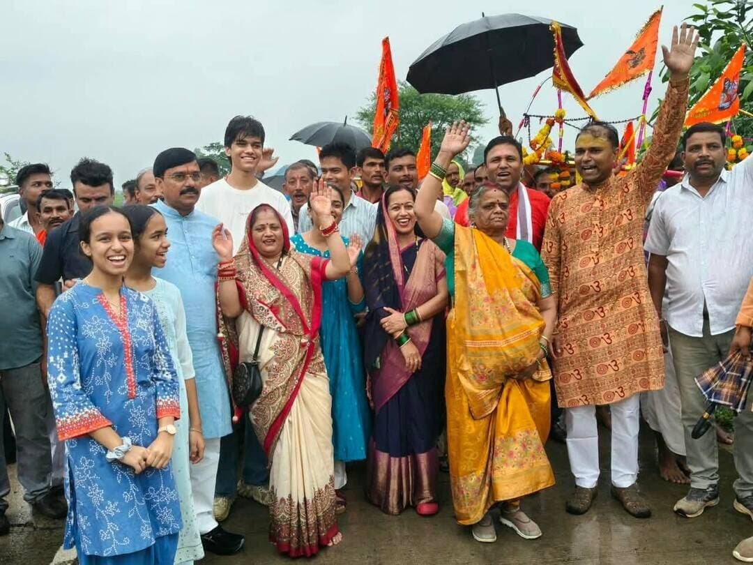 राज्यमंत्री श्री लोधी के नेतृत्व में चल रही कांवड़ यात्रा पंचवटी भेड़ाघाट से प्रारंभ हुई यह कांवड़ यात्रा 121 किलोमीटर की दूरी तय कर देव श्री जागेश्वर नाथ धाम बांदकपुर पहुंचेगी
==
स्कूल में पर्यावरण संरक्षण का संदेश देते हुए पौधरोपण भी किया गया
===
प्रदेश के संस्कृति, पर्यटन, धर्मस्व एवं धार्मिक न्यास राज्यमंत्री (स्वतंत्र प्रभार) धर्मेन्द्र सिंह लोधी के नेतृत्व में चल रही पांच दिवसीय कांवड़ यात्रा में दमोह सांसद राहुल सिंह लोधी एवं श्याम शिवहरे ने भी कांवड़ियों के साथ उत्साहपूर्वक यात्रा में सहभागिता की। पंचवटी भेड़ाघाट से प्रारंभ हुई यह कांवड़ यात्रा 121 किलोमीटर की दूरी तय कर देव श्री जागेश्वर नाथ धाम बांदकपुर पहुंचेगी। कांवड़ यात्रा में भक्तिमय संगीत के साथ राज्यमंत्री, सांसद और जनप्रतिनिधि गण कांवड़ियों के साथ धार्मिक आनंद लेते नजर आए। यात्रा के तृतीय दिवस तेंदूखेड़ा से प्रारंभ होकर दोपहर में ग्राम सांगा पहुंची, जहां बड़ी संख्या में श्रद्धालुओं के लिए भंडारे का आयोजन किया गया।
कांवड़ यात्रा के दौरान सामाजिक सरोकारों से जुड़े कार्यक्रम भी आयोजित किए गए। स्कूल में छात्र-छात्राओं को निशुल्क स्कूली सामग्री वितरित की गई। वहीं पर्यावरण संरक्षण का संदेश देते हुए तेजगढ़ स्कूल में पौधरोपण भी किया गया। कांवड़ यात्रा में हजारों श्रद्धालुओं के साथ मंत्री अनुज सत्येंद्र सिंह लोधी एवं उनका परिवार भी लगातार शामिल होकर यात्रा में सहभागिता कर रहा है। धार्मिक आस्था और सामाजिक संदेश के साथ आगे बढ़ रही इस यात्रा में श्रद्धालुओं का उत्साह देखते ही बन रहा है।
#damoh