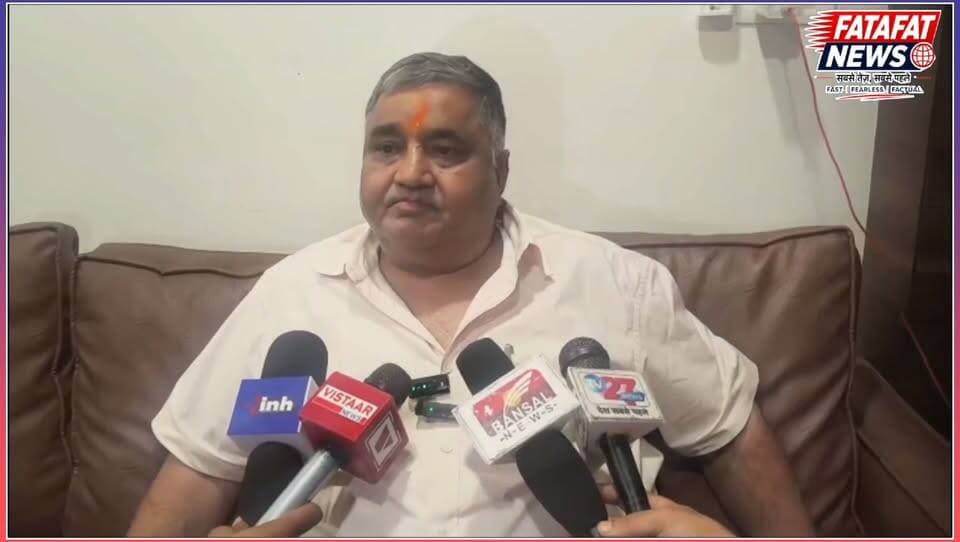 छत्तीसगढ़ का अम्बिकापुर-रायगढ़ NH-43 सालों से सड़क नहीं, बल्कि ‘मौत का दलदल’ बनी हुई है। जनता रोज गिर रही थी, स्कूली बच्चियां कीचड़ में घिसट रही थीं और लोग गंदे पानी में नहाकर प्रदर्शन कर रहे थे, लेकिन हुक्मरानों के कानों पर जूं तक नहीं रेंगी। मगर एक दिन पहले जैसे ही भाजपा संगठन महामंत्री पवन साय की लग्जरी गाड़ी गड्ढों में फंसी और प्रभारी मंत्री ओपी चौधरी को डांट पड़ी, कुंभकर्णी नींद में सोया प्रशासन 24 घंटे में जेसीबी लेकर दौड़ पड़ा। क्या सिस्टम की रीढ़ की हड्डी सिर्फ सत्ताधारी आकाओं की गाड़ी में हिचकोला लगने पर ही हिलती है?
जब सामाजिक कार्यकर्ताओं और नागरिकों का जर्जर सड़क को लेकर विरोध बढ़ता जा रहा था, तो गड्ढों में बड़े-बड़े नुकीले बोल्डर ठूंसकर ‘थूक-पॉलिश’ कर दी गई, जिससे बाइक सवारों की जान पर और आफत बन आई है। जनता का सीधा सवाल है, वोट आम जनता से और काम सिर्फ वीआईपी के लिए? अगर यही 'गड्ढा पॉलिटिक्स' और भ्रष्टाचार का खेल जारी रहा, तो अगला धरना सड़क पर नहीं, बल्कि जिम्मेदार नेताओं और अफसरों के बंगलों के सामने होगा!
#Ambikapur #NH43 #ChhattisgarhNews #Surguja #RoadSafety #BadRoads #PublicAnger #CorruptionExposed #VIPCulture #BJPChhattisgarh #TSSinghdeo #FatafatNews