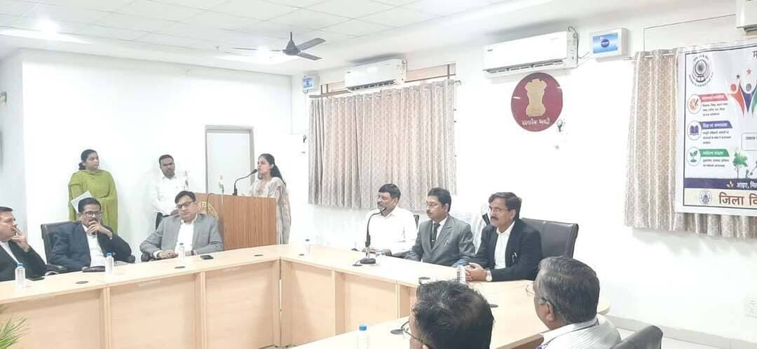 जिला न्यायालय विदिशा में मेगा स्वास्थ्य परीक्षण एवं जागरूकता शिविर आयोजित
..
325 न्यायिक अधिकारी, अधिवक्ता एवं कर्मचारियों की हुई स्वास्थ्य जांच
..
मध्यप्रदेश उच्च न्यायालय, जबलपुर के निर्देशानुसार एवं प्रधान जिला एवं सत्र न्यायाधीश तथा जिला विधिक सेवा प्राधिकरण के अध्यक्ष श्री शेख सलीम के कुशल मार्गदर्शन में आज शनिवार को जिला न्यायालय परिसर विदिशा में न्यायिक अधिकारियों, अधिवक्ताओं एवं न्यायालयीन कर्मचारियों के लिए मेगा स्वास्थ्य परीक्षण एवं जागरूकता शिविर का आयोजन किया गया। शिविर का उद्देश्य न्यायिक परिवार के सदस्यों को शारीरिक एवं मानसिक स्वास्थ्य के प्रति जागरूक करना तथा नियमित स्वास्थ्य परीक्षण की आवश्यकता के प्रति सजग बनाना रहा।
कार्यक्रम का शुभारंभ प्रधान जिला एवं सत्र न्यायाधीश श्री शेख सलीम द्वारा दीप प्रज्ज्वलित कर किया गया। इस अवसर पर न्यायिक अधिकारीगण, चिकित्सक, न्यायालयीन कर्मचारी तथा जिला विधिक सहायता रक्षा प्रणाली (एल.ए.डी.सी.एस.) के अधिवक्ता उपस्थित रहे।
स्वस्थ रहना न्यायिक कार्य की गुणवत्ता के लिए भी आवश्यक -
प्रधान जिला एवं सत्र न्यायाधीश श्री शेख सलीम ने अध्यक्षीय उद्बोधन में कहा कि न्यायिक कार्य अत्यंत जिम्मेदारी एवं मानसिक एकाग्रता वाला कार्य है। ऐसी स्थिति में न्यायिक दायित्वों के निर्वहन के साथ-साथ शारीरिक एवं मानसिक स्वास्थ्य का ध्यान रखना भी आवश्यक है। उन्होंने स्वास्थ्य शिविर को न्यायिक परिवार के लिए उपयोगी पहल बताते हुए नियमित स्वास्थ्य परीक्षण, संतुलित खान-पान, व्यायाम और स्वस्थ जीवनशैली अपनाने पर जोर दिया।
जिला विधिक सेवा प्राधिकरण विदिशा के सचिव एवं व्यवहार न्यायाधीश वरिष्ठ खंड श्री नितेन्द्र सिंह तोमर ने कहा कि “स्वस्थ न्यायिक परिवार, सशक्त न्याय व्यवस्था” की भावना के साथ आयोजित इस शिविर का उद्देश्य न्यायिक अधिकारियों, अधिवक्ताओं एवं न्यायिक कर्मचारियों के स्वास्थ्य को प्राथमिकता देना और उन्हें स्वास्थ्य के प्रति जागरूक बनाना है।
उन्होंने बताया कि शिविर की तैयारियां कई दिन पूर्व से प्रारंभ कर दी गई थीं। 18 एवं 19 अगस्त को जिला न्यायालय परिसर में विशेष स्वास्थ्य जांच कैम्प आयोजित किए गए, जिसमें लगभग 325 न्यायिक अधिकारियों, अधिवक्ताओं एवं न्यायिक कर्मचारियों के रक्त नमूने लिए गए। इन नमूनों की LFT, Renal Profile, Lipid Profile, CBC एवं Blood Sugar सहित आवश्यक जांच की गई। साथ ही संबंधित व्यक्तियों की ABHA ID भी बनाई गई।
गंभीर बीमारियों की समय पर पहचान पर दिया जोर -
अटल बिहारी वाजपेयी शासकीय चिकित्सा महाविद्यालय विदिशा के चिकित्सा अधीक्षक तथा शासकीय जिला चिकित्सालय विदिशा के सिविल सर्जन-सह-अधीक्षक ने स्वास्थ्य परीक्षण शिविर की उपयोगिता पर प्रकाश डाला। उन्होंने कहा कि नियमित स्वास्थ्य जांच के माध्यम से कई गंभीर बीमारियों की प्रारंभिक अवस्था में पहचान की जा सकती है, जिससे समय पर उपचार शुरू कर स्वास्थ्य संबंधी जटिलताओं को कम किया जा सकता है।
महिलाओं के स्वास्थ्य और कैंसर की शुरुआती पहचान पर जागरूकता-
स्त्री रोग विशेषज्ञ डॉ. आरती शर्मा ने “Cervical Cancer and Breast Cancer—Early Diagnosis” विषय पर जानकारी देते हुए महिलाओं में होने वाले सर्वाइकल एवं ब्रेस्ट कैंसर के प्रारंभिक लक्षणों, समय पर जांच तथा उपचार के महत्व के बारे में विस्तार से बताया। उन्होंने नियमित स्वास्थ्य परीक्षण एवं संदिग्ध लक्षण दिखाई देने पर विशेषज्ञ चिकित्सक से परामर्श लेने की आवश्यकता पर जोर दिया।
मानसिक स्वास्थ्य को लेकर भी किया जागरूक -
मनोचिकित्सक डॉ. रवि सिंह सेंगर ने न्यायाधीशों एवं अधिवक्ताओं के मानसिक स्वास्थ्य पर प्रकाश डालते हुए कार्यस्थल के तनाव को नियंत्रित करने, मानसिक संतुलन बनाए रखने और आवश्यकता पड़ने पर विशेषज्ञ की सलाह लेने के संबंध में उपयोगी जानकारी दी। उन्होंने मानसिक स्वास्थ्य को समग्र स्वास्थ्य का महत्वपूर्ण हिस्सा बताते हुए समय रहते समस्याओं को पहचानने और उचित परामर्श लेने की आवश्यकता बताई।
मेडिकल कॉलेज के डॉ. प्रशांत श्रीवास्तव ने न्यायिक अधिकारियों, कर्मचारियों एवं अधिवक्ताओं के लिए आदर्श दिनचर्या, संतुलित खान-पान, नियमित व्यायाम और समय-समय पर स्वास्थ्य परीक्षण के संबंध में उपयोगी सुझाव दिए।
विशेषज्ञ चिकित्सकों की टीम ने किया स्वास्थ्य परीक्षण -
कार्यक्रम के पश्चात मेडिकल कॉलेज विदिशा एवं जिला चिकित्सालय विदिशा से आए विशेषज्ञ चिकित्सकों के दल द्वारा न्यायिक अधिकारियों, अधिवक्ताओं एवं न्यायिक कर्मचारियों का स्वास्थ्य परीक्षण किया गया। चिकित्सकों ने विभिन्न स्वास्थ्य संबंधी जांचों के साथ आवश्यक चिकित्सकीय परामर्श एवं सुझाव भी प्रदान किए।
स्वास्थ्य परीक्षण में डॉ. प्रदीप गुप्ता, डॉ. विकास जैन, डॉ. रवि सिंह सेंगर, डॉ. गरिमा पन्द्रे एवं डॉ. अदिति शर्मा सहित विशेषज्ञ चिकित्सकों ने सहभागिता की। मेगा स्वास्थ्य परीक्षण एवं जागरूकता शिविर के माध्यम से न्यायिक परिवार के सदस्यों को स्वास्थ्य के प्रति सजग रहने, नियमित जांच कराने तथा शारीरिक एवं मानसिक रूप से स्वस्थ रहने का संदेश दिया गया। शिविर ने “स्वस्थ न्यायिक परिवार, सशक्त न्याय व्यवस्था” की भावना को साकार करते हुए स्वास्थ्य जागरूकता और समय पर स्वास्थ्य परीक्षण की दिशा में महत्वपूर्ण एवं सार्थक पहल प्रस्तुत की। #Vidisha #JansamparkMP
