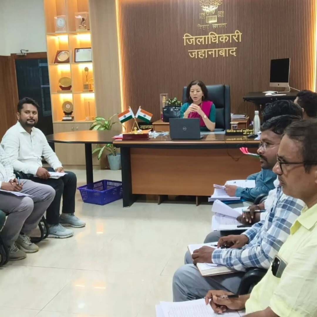 ☀️ प्रधानमंत्री सूर्य घर मुफ्त बिजली योजना को मिशन मोड में गति देने के निर्देश
जिला पदाधिकारी, जहानाबाद श्रीमती छिरिङ वाई भूटिया ने प्रधानमंत्री सूर्य घर मुफ्त बिजली योजना की प्रगति की समीक्षा करते हुए ऑनलाइन आवेदन, ऋण प्रक्रिया एवं सोलर पैनल अधिष्ठापन में तेजी लाने के निर्देश दिए।
🔹 सोलर वेंडरों को नगर निकाय एवं प्रखंडवार वर्कफोर्स टैग कर लंबित आवेदकों से व्यक्तिगत संपर्क करने का निर्देश।
🔹 300 यूनिट से अधिक मासिक विद्युत खपत वाले 3,686 उपभोक्ताओं से घर-घर संपर्क कर योजना से जोड़ने पर जोर।
🔹 जहानाबाद ईस्ट एवं वेस्ट सेक्शन को लक्ष्य आधारित आवेदन कराने का निर्देश।
🔹 शिक्षा विभाग के 426 आवेदक शिक्षकों के घरों में शत-प्रतिशत अधिष्ठापन सुनिश्चित करने को कहा गया।
🔹 सभी विभागों से 10-10 इच्छुक लाभुकों की सूची 24 अगस्त तक उपलब्ध कराने का निर्देश, ताकि बैंक एवं वेंडर से समन्वय कर प्राथमिकता से ऋण एवं अधिष्ठापन कराया जा सके।
🔹 ULA अंतर्गत अधिष्ठापन कार्य की प्रगति की समीक्षा कर कार्य में और तेजी लाने का निर्देश।
#प्रधानमंत्री_सूर्य_घर_मुफ्त_बिजली_योजना #सौर_ऊर्जा #मुफ्त_बिजली #हर_घर_सोलर #जिला_प्रशासन_जहानाबाद विकसितभारत_समृद्धबिहार_आदर्शजहानाबाद
