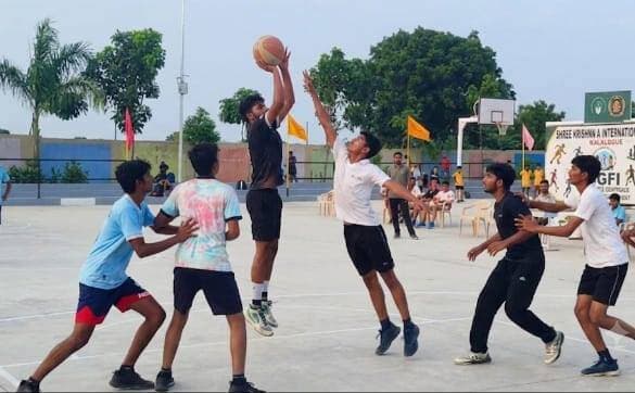 बास्केटबॉल स्पर्धा में खिलाड़ियों ने दिखाया शानदार खेल
________________
एडिशनल एसपी ने खिलाड़ियों का बढ़ाया उत्साह
________________
खेल अनुशासन, आत्मविश्वास और टीम भावना का देता है संदेश
________________
खरगोन 22 अगस्त 2026। शिक्षा विभाग द्वारा आयोजित जिला स्तरीय बास्केटबॉल प्रतियोगिता उत्साह, उमंग एवं खेल भावना के साथ संपन्न हुई। प्रतियोगिता में जिले के विभिन्न विद्यालयों की टीमों ने भाग लेकर शानदार खेल प्रतिभा का प्रदर्शन किया। जिला शिक्षा अधिकारी श्री तेजसिंह राठौड़ के निर्देशन में आयोजित प्रतियोगिता के दौरान खिलाड़ियों में जबरदस्त उत्साह देखने को मिला।
प्रतियोगिता के दूसरे दिन एडिशनल एसपी श्री बिट्टू सिंह सहगल एवं भंडारी पब्लिक स्कूल के डायरेक्टर श्री धुर्मिल भंडारी ने खिलाड़ियों का उत्साहवर्धन किया। एडिशनल एसपी श्री सहगल ने खिलाड़ियों के खेल प्रदर्शन को देखा तथा उन्हें पूरे आत्मविश्वास और खेल भावना के साथ खेलने के लिए प्रेरित किया।
श्री सहगल ने विद्यार्थियों को संबोधित करते हुए कहा कि खेल केवल जीत-हार तक सीमित नहीं हैं, बल्कि इनके माध्यम से अनुशासन, आत्मविश्वास और टीम भावना का विकास होता है। शिक्षा विभाग द्वारा आयोजित इस प्रकार की प्रतियोगिताएं विद्यार्थियों में खेलों के प्रति रुचि बढ़ाने, प्रतिभाओं को मंच प्रदान करने तथा खेल भावना विकसित करने में महत्वपूर्ण भूमिका निभाती हैं। उन्होंने कहा कि जिला स्तर पर खेलने के लिए पहुंचे विद्यार्थी अपने विद्यालय के प्रतिभाशाली खिलाड़ी हैं। विद्यार्थी जीवन में खेलों से जुड़ने से व्यक्तित्व का सर्वांगीण विकास तेजी से होता है। उन्होंने सभी खिलाड़ियों को शुभकामनाएं दीं।
प्रतियोगिता के प्रथम दिवस भंडारी पब्लिक स्कूल के प्राचार्य श्री स्वप्न सिन्हा ने खिलाड़ियों से परिचय प्राप्त किया तथा मैदान पर पहुंचकर उनके खेल प्रदर्शन का अवलोकन किया। उन्होंने खिलाड़ियों से खेल के संबंध में चर्चा करते हुए बेहतर प्रदर्शन के लिए प्रेरित किया। उनके उत्साहवर्धन से खिलाड़ियों में और अधिक जोश देखने को मिला।
बास्केटबॉल मुकाबलों के दौरान खिलाड़ियों ने शानदार पासिंग, डिफेंस, शूटिंग और टीमवर्क का प्रदर्शन किया। रोमांचक मुकाबलों में खिलाड़ियों ने अंतिम क्षण तक जीत के लिए संघर्ष किया। मैदान पर खिलाड़ियों के शानदार प्रदर्शन ने उपस्थित दर्शकों को भी रोमांचित किया।
प्रतियोगिता का प्रतिवेदन क्रीड़ा निरीक्षक श्री हबीब बेग मिर्जा ने प्रस्तुत किया तथा संचालन खेल समन्वयक श्री जितेंद्र हीरवे ने किया। प्रतियोगिता को सफलतापूर्वक संपन्न कराने में खेल शिक्षक श्री उच्छमसिंह रावत, श्री अनिश यादव, श्री जयश्री सेठाने, श्री आकाश चौहान, श्री मुकेश जायसवाल, श्री हिमांशु चौहान, श्री रितिक बिल्लोरे, श्री बलराम, श्रीमती प्रियंका मंडलोई, श्रीमती स्वीटी मंडलोई, श्री यश गुप्ता, श्रीमती रुद्राक्षी शुक्ला सहित अन्य खेल शिक्षकों का महत्वपूर्ण योगदान रहा।
#JansamparkMP #khargone