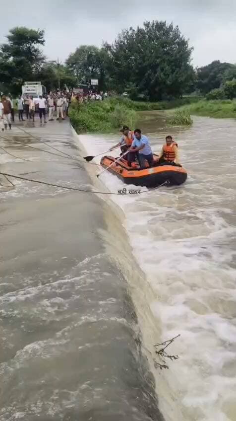 नागौद: उफनते ललचहा इटमा नाले में बहे तीन बाइक सवार, दो सुरक्षित, एक की तलाश जारी
नागौद क्षेत्र के ललचहा इटमा नाले में बीती रात एक मोटरसाइकिल पर सवार तीन लोग बह गए। इनमें से बालेंद्र सिंह सेमरी (गप्पू) और दीपू पांडेय अमसिल सुरक्षित मिल चुके हैं। तीसरे व्यक्ति की तलाश के लिए एसडीआरएफ, स्थानीय पुलिस और ग्रामीण लगातार सर्च ऑपरेशन चला रहे हैं।