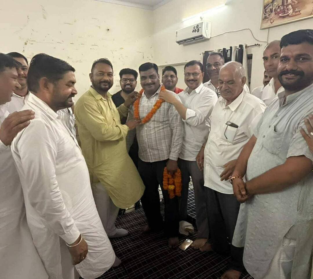 स्वर्णकार संस्था पीलीबंगा की नई कार्यकारिणी घोषित: राजेश बने प्रधान, रवि सोनी को उपप्रधान की कमान, बैठक में सर्वसम्मति से हुआ पदाधिकारियों का चयन, समाजबंधुओं ने किया स्वागत
<nis:link nis:type=tag nis:id=लालबहादुर_भाखर nis:value=लालबहादुर_भाखर nis:enabled=true nis:link/> <nis:link nis:type=tag nis:id=lalbahadurbhakhar nis:value=Lalbahadurbhakhar nis:enabled=true nis:link/> <nis:link nis:type=tag nis:id=pilibanga nis:value=pilibanga nis:enabled=true nis:link/> <nis:link nis:type=tag nis:id=latestnews nis:value=LatestNews nis:enabled=true nis:link/> <nis:link nis:type=tag nis:id=rajasthannews nis:value=RajasthanNews nis:enabled=true nis:link/>
पीलीबंगा/हनुमानगढ़
पीलीबंगा स्थानीय स्वर्णकार संस्था की एक महत्वपूर्ण बैठक में समाज की नई कार्यकारिणी का सर्वसम्मति से गठन किया गया। बैठक में समाज के प्रबुद्ध नागरिकों एवं संस्था के सदस्यों ने बढ़-चढ़कर भाग लिया।
बैठक के दौरान सर्वसम्मति से राजेश (सुपुत्र रामलाल, प्रेमपुरा वाले) को संस्था का नया प्रधान चुना गया, जबकि रवि सोनी (पण्डितांवाली) को उपप्रधान पद की जिम्मेदारी सौंपी गई। इसके साथ ही कार्यकारिणी का विस्तार करते हुए भुप रोडा को सचिव, संदीप सहदेवा को कोषाध्यक्ष, सुनील तोषावड़ व गोविंद राम रोडा को सह सचिव तथा नरेश तोषावड़ को प्रचार मंत्री मनोनीत किया गया।
सामाजिक एकजुटता और जनकल्याण पर रहेगा जोर
नई कार्यकारिणी के गठन के उपरांत उपस्थित समाजबंधुओं ने सभी नवनिर्वाचित पदाधिकारियों का फूल-मालाएं पहनाकर गर्मजोशी से स्वागत किया और शुभकामनाएं दीं। सदस्यों ने विश्वास जताया कि नई टीम समाज को संगठित करने के साथ सामाजिक उत्थान और रचनात्मक कार्यों में अग्रणी भूमिका निभाएगी।
नवनिर्वाचित प्रधान राजेश ने सभी का आभार जताते हुए कहा कि वे समाज के हर वर्ग को साथ लेकर चलेंगे और आपसी सौहार्द, सहयोग व जनकल्याणकारी कार्यों को प्राथमिकता देंगे।