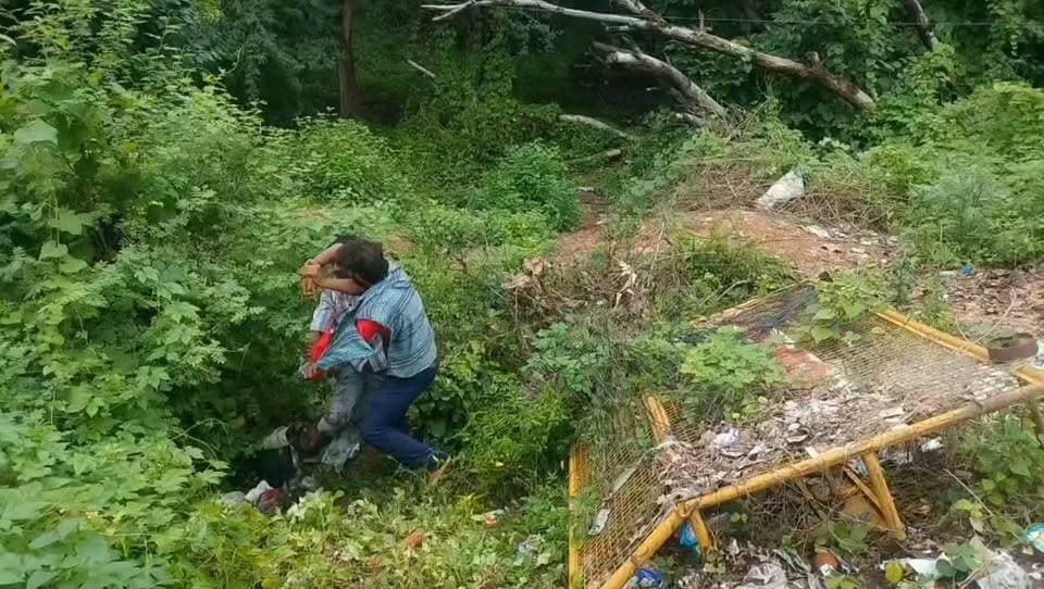SP ऑफिस के बाहर रिक्शा चालकों में जमकर मारपीट, शराबी चालक ने दूसरे रिक्शे का फोड़ा कांच!
आरोप—घटना के करीब आधे घंटे बाद पहुंची पुलिस, मौके पर मचा हड़कंप।
