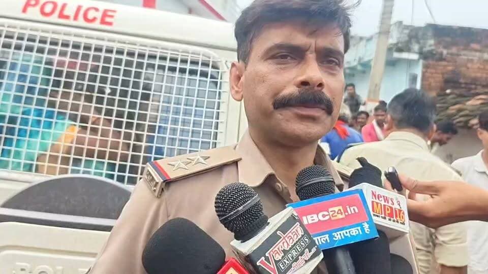 छतरपुर में एक ही परिवार की 3 बच्चियों की संदिग्ध मौत, दफनाए गए शव जांच के लिए निकाले गए
9 माह की चाहत, 5 वर्षीय मनीषा और 9 वर्षीय पूनम की मौत से मचा हड़कंप; मातगांव थाना क्षेत्र के पिपुरा गांव में प्रशासन-पुलिस की टीम मौके पर
छतरपुर जिले के मातगांव थाना क्षेत्र के पिपुरा गांव में एक ही परिवार की तीन बच्चियों की संदिग्ध परिस्थितियों में मौत का मामला सामने आया है। मृत बच्चियों की पहचान 9 माह की चाहत, 5 वर्षीय मनीषा और 9 वर्षीय पूनम के रूप में हुई है।
बताया जा रहा है कि परिजनों ने प्राथमिक उपचार के बाद तीनों बच्चियों के शवों को दफना दिया था। मामला सामने आने के बाद प्रशासन और पुलिस की टीम मौके पर पहुंची और जांच के लिए शवों को बाहर निकलवाया जा रहा है।
परिजनों के मुताबिक, रात में परिवार ने आलू-बैंगन की सब्जी खाई थी। हालांकि, बच्चियों की मौत आखिर किस वजह से हुई, इसका अभी तक स्पष्ट पता नहीं चल सका है। मौत की वास्तविक वजह पोस्टमार्टम और जांच रिपोर्ट के बाद ही सामने आने की उम्मीद है।
फिलहाल पुलिस और प्रशासन पूरे मामले की जांच में जुटे हैं।