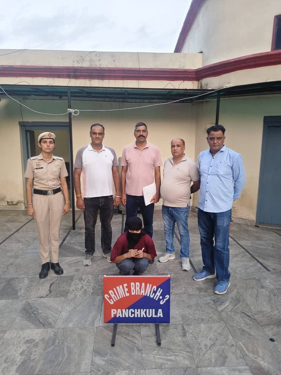 दिल्ली से अफीम लेकर हिमाचल में सप्लाई करने जा रही 22 वर्षीय महिला तस्कर को पंचकूला पुलिस ने किया गिरफ्तार, 1 किलो 11 ग्राम अफीम बरामद
पंचकूला/ 22 अगस्त:- पंचकूला जिला को नशा मुक्त बनाने और नशे के अवैध कारोबार पर पूरी तरह अंकुश लगाने के लिए पंचकूला पुलिस कमिश्नर आईपीएस पंकज नैन के नेतृत्व में नशा तस्करों के खिलाफ लगातार सख्त कार्रवाई की जा रही है। इसी अभियान के तहत क्राइम ब्रांच-3 पंचकूला की टीम ने पिंजौर क्षेत्र में कार्रवाई करते हुए एक महिला नशा तस्कर को 1 किलो 11 ग्राम अफीम सहित गिरफ्तार किया है। आरोपी महिला की पहचान शिवानी निवासी जिला बदायूं उत्तर प्रदेश, हाल निवासी दिल्ली, उम्र 22 वर्ष के रूप में हुई है। पुलिस जांच में सामने आया है कि आरोपी युवती दिल्ली से अफीम खरीदकर इसे हिमाचल प्रदेश में सप्लाई करने की फिराक में थी, लेकिन पंचकूला पुलिस ने सप्लाई से पहले ही उसे गिरफ्तार कर लिया।
21 अगस्त को क्राइम ब्रांच-3 की टीम को गुप्त सूचना मिली कि शिवानी नामक महिला पिंजौर-शिमला हाईवे पर अफीम लेकर किसी व्यक्ति को सप्लाई करने के लिए खड़ी है। सूचना के आधार पर इंचार्ज तजिंदर पाल सिंह की अगुवाई में टीम ने तुरंत कार्रवाई करते हुए पिंजौर हाईवे पर रेड लाइट के आगे पहुंचकर बताए गए स्थान से महिला को काबू कर लिया। तलाशी के दौरान महिला के बैग से 1 किलो 11 ग्राम अफीम बरामद हुई। महिला के खिलाफ पिंजौर थाना में एनडीपीएस एक्ट के तहत मामला दर्ज दिया गया।
डीसीपी क्राइम एंड ट्रैफिक आईपीएस अमरिंदर सिंह के अनुसार आरोपी महिला को आज अदालत में पेश कर 3 दिन के पुलिस रिमांड पर लिया गया है। पुलिस रिमांड के दौरान आरोपी से अफीम सप्लाई नेटवर्क, मुख्य सप्लायर, संभावित खरीदार तथा नशे की सप्लाई से जुड़े अन्य लोगों के संबंध में गहन पूछताछ की जा रही है।
पुलिस कमिश्नर आईपीएस पंकज नैन द्वारा स्पष्ट किया गया है कि जिले में नशे के अवैध कारोबार को किसी भी सूरत में पनपने नहीं दिया जाएगा। नशा तस्करी में संलिप्त लोगों के खिलाफ लगातार अभियान चलाकर सख्त कानूनी कार्रवाई की जा रही है और नशे की सप्लाई चेन से जुड़े अन्य आरोपियों तक भी पुलिस की जांच पहुंचाई जा रही है।