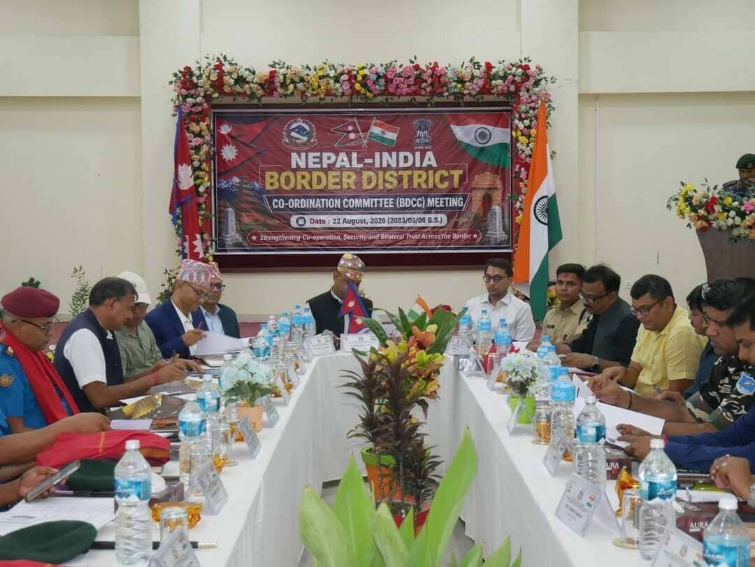 नेपाल के महोत्तरी जिला के जलेश्वर नगरपालिका के सभा कक्ष में भारत–नेपाल सीमा क्षेत्र से संबंधित विभिन्न महत्वपूर्ण विषयों पर विचार-विमर्श हेतु इंडो–नेपाल बॉर्डर डिस्ट्रिक्ट समन्वय समिति की बैठक आयोजित की गई। बैठक की अध्यक्षता चीफ डिस्ट्रिक्ट ऑफिसर महोत्तरी श्री इन्द्रदेव यादव ने की। बैठक में जिलाधिकारी सीतामढ़ी तनय सुल्तानिया ,एस पी अमित रंजन, सीडीओ
रौतहट एवं सर्लाही ,संबंधित जिलों के पुलिस पदाधिकारी एवं प्रशासनिक पदाधिकारी उपस्थित थे।इसके अतिरिक्त एस एस बी 51वीं एवं 20वीं वाहिनी सशस्त्र सीमा बल (SSB) के कमांडेंट एवं अन्य अधिकारी भी बैठक में शामिल हुए।
बैठक के दौरान भारत–नेपाल अंतरराष्ट्रीय सीमा क्षेत्र में विधि-व्यवस्था सुदृढ़ बनाए रखने, सीमा सुरक्षा को और प्रभावी बनाने तथा दोनों देशों के बीच बेहतर समन्वय स्थापित करने से संबंधित विभिन्न मुद्दों पर विस्तारपूर्वक चर्चा की गई।
बैठक में जाली नोटों के कारोबार, अवैध हथियारों की तस्करी, ड्रग्स एवं नारकोटिक्स की तस्करी, शराब, तंबाकू तथा अन्य प्रतिबंधित एवं अवैध वस्तुओं की सीमा पार तस्करी पर प्रभावी नियंत्रण के उपायों पर गंभीरता से विचार-विमर्श किया गया। साथ ही क्रॉस बॉर्डर क्राइम कंट्रोल को लेकर दोनों देशों के अधिकारियों के बीच समन्वित कार्रवाई पर बल दिया गया।
बैठक में मोस्ट वांटेड अपराधियों की धरपकड़, संदिग्ध व्यक्तियों एवं विदेशी नागरिकों की अवैध आवाजाही पर रोक लगाने, आपसी सूचनाओं के त्वरित आदान-प्रदान तथा संयुक्त कार्रवाई को और सशक्त बनाने पर सहमति बनी।
अधिकारियों ने सीमा क्षेत्र में शांति एवं सुरक्षा व्यवस्था बनाए रखने तथा किसी भी प्रकार की अवांछित गतिविधियों पर प्रभावी अंकुश लगाने हेतु निरंतर समन्वय बनाए रखने की आवश्यकता पर बल दिया।
इसके अतिरिक्त ह्यूमन ट्रैफिकिंग एवं ड्रग ट्रैफिकिंग की रोकथाम, सीमा क्षेत्र में अतिक्रमण से संबंधित मामलों, बॉर्डर पिलर्स की सुरक्षा,नो मैंस लैंड में अतिक्रमण की समस्या तथा अन्य स्थानीय एवं सामान्य समस्याओं पर भी विस्तृत चर्चा की गई।
दोनों देशों के अधिकारियों ने सीमावर्ती क्षेत्रों में सक्रिय असामाजिक तत्वों एवं आपराधिक गतिविधियों के विरुद्ध संयुक्त एवं सतत कार्रवाई जारी रखने पर सहमति व्यक्त की।
बैठक में सीमावर्ती थानों एवं सुरक्षा एजेंसियों को पूर्ण सतर्कता बरतने तथा छोटी से छोटी घटनाओं को भी गंभीरता से लेते हुए त्वरित कार्रवाई सुनिश्चित करने का निर्देश दिया गया। साथ ही सीमा क्षेत्र में आपसी सहयोग, विश्वास एवं समन्वय को और मजबूत बनाने पर विशेष जोर दिया गया, ताकि भारत–नेपाल सीमा क्षेत्र में शांति, सुरक्षा एवं सौहार्दपूर्ण वातावरण कायम रखा जा सके।बैठक में इंद्र देव यादव चीफ जिला ऑफिसर
महोत्तरी,श्री विजयाराज Subedi, सीडीओ
सर्लाही,दिनेश सागर भुसाल(Bhusal) सीडीओ रौतहट के साथ तीनों जिलों के पुलिस अधीक्षक के साथ , एडीएम सीतामढ़ी संजीव कुमार, एडीएम आपदा प्रबंधन बृजकिशोर पांडेय, श्री मनीष कुमार दास,Consul (ICS) CGI बीरगंज, श्री संजीव कुमार सिंह कमांडेंट 51वीं बटालियन एसएसबी , विकास दीप डिप्टी कमांडेंट 20 वीं बटालियन एसएसबी
,एसडीओ पुपरी गौरव कुमार, एसडीपीओ पुपरी सुनीता कुमारी के साथ अन्य पदाधिकारी उपस्थित थे।