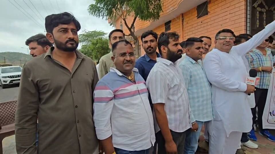 बाड़मेर वीर तेजा सेना पोस्टर का विमोचन करते MLA प्रियंका चौधरी व MLA आदूराम मेघवाल।
Dr Priyanka Chaudhary Aduram Meghwal