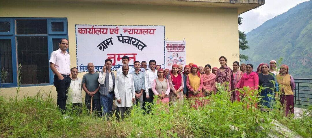 तूमन्न पंचायत में आयुष्मान आरोग्य शिविर आयोजित
80 लोगों की स्वास्थ्य जांच की, 72 लोगों के किए गए एक्स-रे
करसोग, 22 अगस्त।
सरकार के घर-द्वार तक स्वास्थ्य सुविधाएं उपलब्ध करवाने के उद्देश्य से स्वास्थ्य विभाग करसोग द्वारा करसोग खंड की दूरदराज पंचायत तूमन्न में आयुष्मान आरोग्य शिविर का आयोजन किया गया। शिविर में स्थानीय लोगों को विभिन्न स्वास्थ्य सेवाएं उपलब्ध करवाने के साथ-साथ स्वास्थ्य संबंधी जांच एवं उपचार किया गया।
शिविर के दौरान 80 लोगों की स्वास्थ्य जांच की गई।
इसके अतिरिक्त, 72 लोगों के एक्स-रे, जबकि 56 लोगों के बीपी एवं शुगर की जांच की गई। वहीं, 23 लोगों की हेपेटाइटिस-बी, हेपेटाइटिस-सी एवं एचआईवी संबंधी जांच भी की गई।
शिविर में खंड चिकित्सा अधिकारी करसोग डॉ. गोपाल चौहान, पीएचसी ग्वालपुर से डॉ. प्रतीक, नागरिक चिकित्सालय करसोग से हेल्थ सुपरवाइजर दया नंद वर्मा, सीनियर ट्रीटमेंट सुपरवाइजर लोभ चंद, एक्स-रे टेक्नीशियन जय सिंह, काउंसलर नंदा तथा सीएचओ तेबन मोनिका सहित स्थानीय आशा कार्यकर्ताओं ने अपनी सेवाएं प्रदान कीं।
खंड चिकित्सा अधिकारी करसोग डॉ. गोपाल चौहान ने शिविर को सफल बनाने में सहयोग के लिए ग्राम पंचायत तूमन्न की प्रधान तरुणा शर्मा तथा सभी वार्ड सदस्यों का आभार व्यक्त किया।
***
