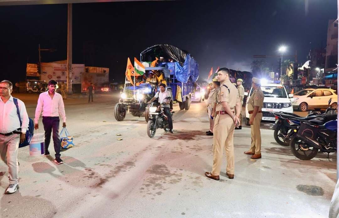 पुलिस अधीक्षक सौरभ दीक्षित द्वारा कांवड़ यात्रा मार्ग का किया गया स्थलीय निरीक्षण, ड्यूटी पर तैनात पुलिसकर्मियों को दिए आवश्यक दिशा-निर्देश ।
शाहजहांपुर -श्रावण मास एवं कांवड़ यात्रा के दृष्टिगत पुलिस अधीक्षक द्वारा जनपद के कांवड़ यात्रा मार्ग का स्थलीय निरीक्षण किया गया। निरीक्षण के दौरान पुलिस अधीक्षक द्वारा कांवड़ियों की सुरक्षित एवं सुगम यात्रा, सुरक्षा-व्यवस्था तथा यातायात व्यवस्था का जायजा लिया गया तथा मार्ग पर तैनात पुलिस अधिकारियों एवं कर्मचारियों से ड्यूटी के संबंध में जानकारी प्राप्त की गई।
पुलिस अधीक्षक द्वारा कांवड़ यात्रा मार्ग पर तैनात पुलिस बल को निर्देशित किया गया कि सभी अधिकारी एवं कर्मचारी अपने-अपने निर्धारित ड्यूटी प्वाइंट पर पूरी सजगता, सतर्कता एवं संवेदनशीलता के साथ ड्यूटी करें तथा कांवड़ियों की सुरक्षा एवं सुविधा को सर्वोच्च प्राथमिकता दें। कांवड़ यात्रा के दौरान मार्ग पर किसी प्रकार की अव्यवस्था उत्पन्न न हो, इसके लिए लगातार भ्रमणशील रहकर प्रभावी निगरानी रखने के निर्देश दिए गए।
साथ ही पुलिस अधीक्षक द्वारा यातायात व्यवस्था को सुचारु बनाए रखने, कांवड़ यात्रा मार्ग पर अनावश्यक जाम की स्थिति उत्पन्न न होने देने तथा निर्धारित यातायात डायवर्जन एवं व्यवस्थाओं का प्रभावी अनुपालन सुनिश्चित कराने हेतु संबंधित पुलिस अधिकारियों को निर्देशित किया गया। मार्ग पर भीड़भाड़ वाले स्थानों, प्रमुख चौराहों एवं संवेदनशील स्थानों पर विशेष सतर्कता बरतने तथा आवश्यकतानुसार पुलिस बल की त्वरित कार्रवाई सुनिश्चित करने के निर्देश दिए ।
पुलिस अधीक्षक द्वारा यह भी निर्देशित किया गया कि किसी भी आकस्मिक परिस्थिति, विवाद अथवा कानून-व्यवस्था संबंधी स्थिति की सूचना प्राप्त होते ही तत्काल मौके पर पहुंचकर आवश्यक पुलिस कार्रवाई सुनिश्चित की जाए। कांवड़ियों एवं आमजन के साथ विनम्र एवं सहयोगात्मक व्यवहार रखते हुए कांवड़ यात्रा को शांतिपूर्ण, सुरक्षित एवं सकुशल संपन्न कराने हेतु सभी अधिकारी एवं कर्मचारी पूर्ण मनोयोग से अपने कर्तव्यों का निर्वहन करें।
शाहजहाँपुर पुलिस द्वारा कांवड़ यात्रा के दौरान सुरक्षा, यातायात एवं कानून-व्यवस्था को लेकर व्यापक पुलिस प्रबंध किए गए हैं तथा कांवड़ियों एवं आमजन की सुरक्षा एवं सुविधा हेतु पुलिस बल लगातार मुस्तैद है।