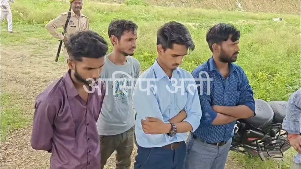 शाहजहांपुर में निगोही रोड पर खेत में चल रहा था अवैध कॉलिंग सेंटर, एसडीएम स्टाफ ने दौड़ाकर 6 युवकों को पकड़ा, सैकड़ों नंबरों वाले रजिस्टर मिले, थाना सदर बाजार पुलिस कर रही जांच, पुलिस जांच के बाद सच सामने आएगा।