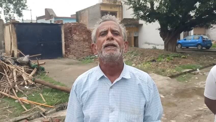 *शाहजहांपुर में 50 साल पुरानी चाय की दुकान रात में तोड़ी:* दिव्यांग दुकानदार बोला- नगर पालिका को देता था किराया, सामान भी गायब, तिलहर थाना क्षेत्र का मामला।